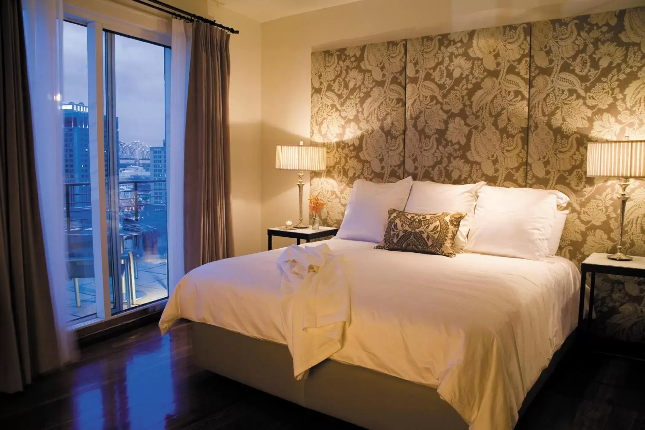 Junior Suite with Balcony in International House Hotel Junior Suite with Balcony in International House Hotel