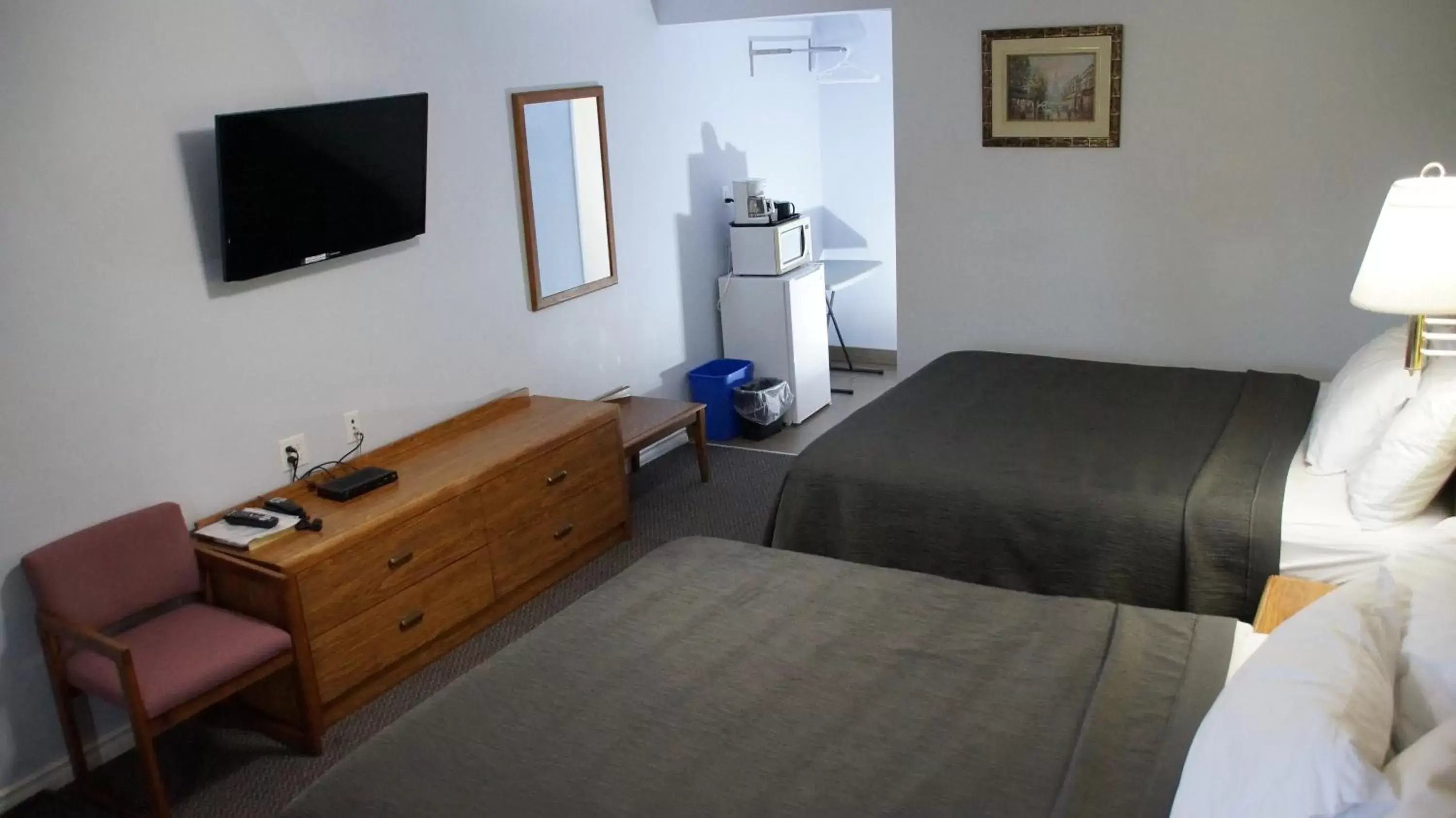 Photo of the whole room, Bed in Robyn's Motel