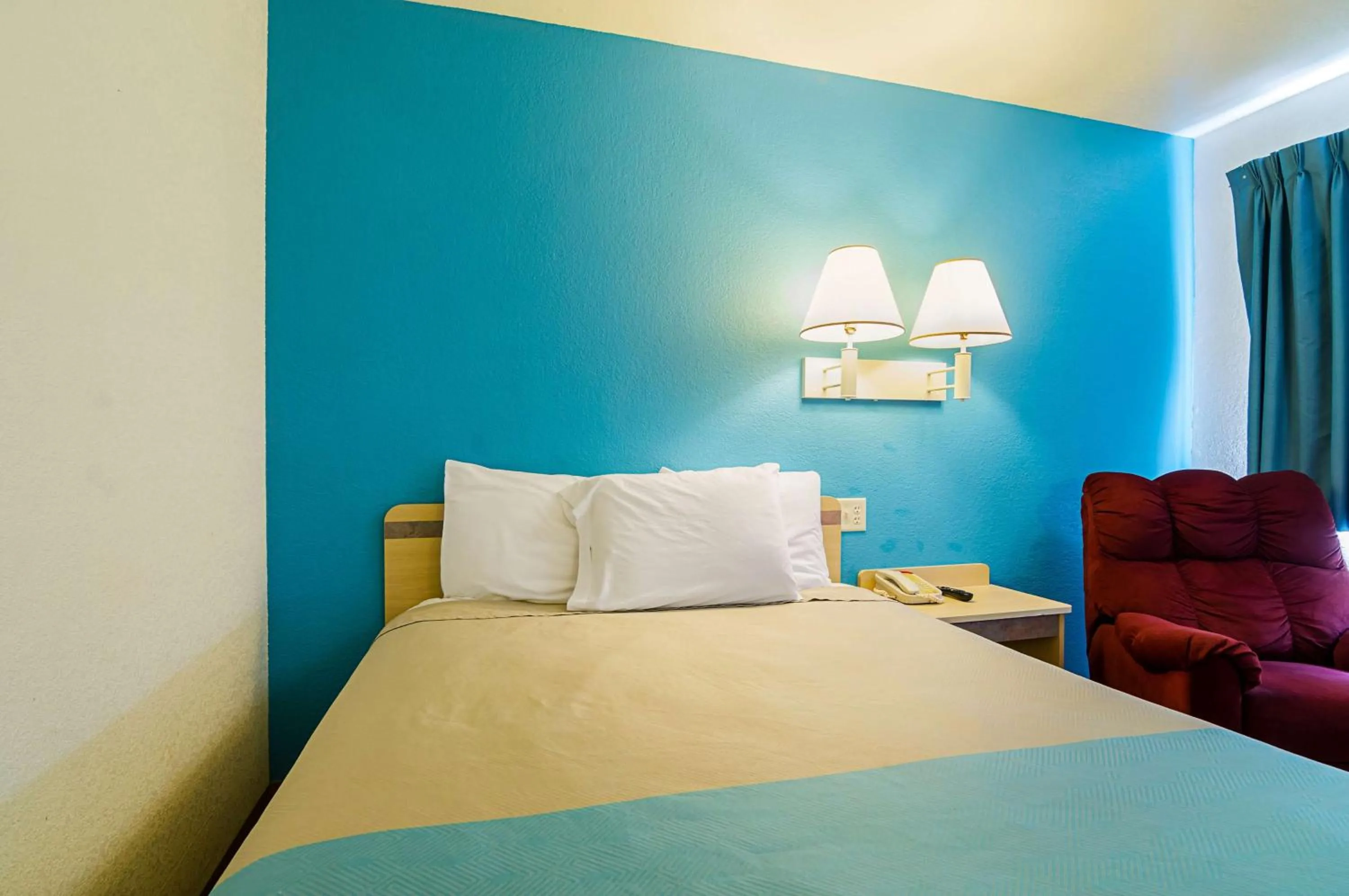 Photo of the whole room, Bed in Motel 6-Mitchell, SD