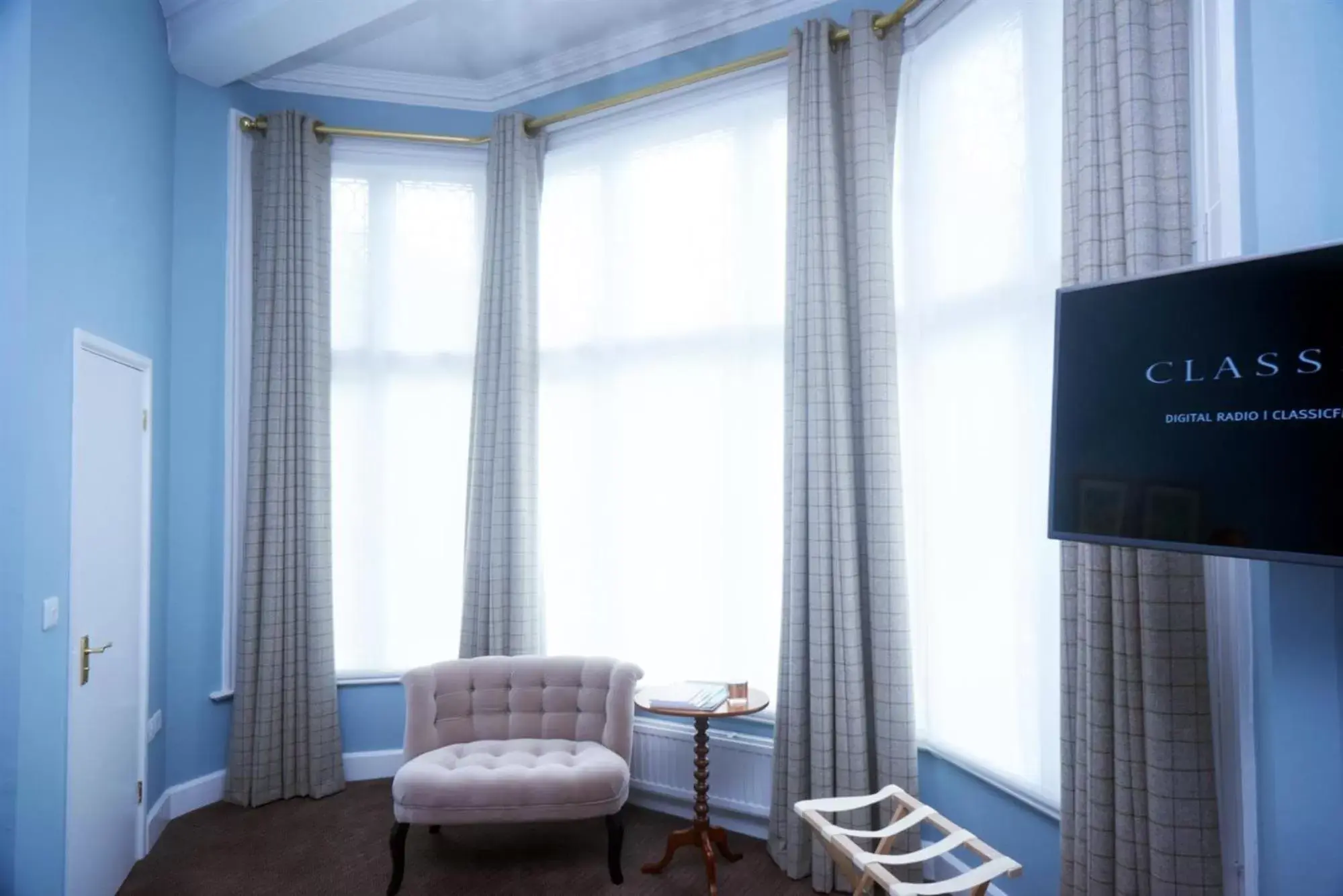 Bedroom, Seating Area in Embankment Hotel