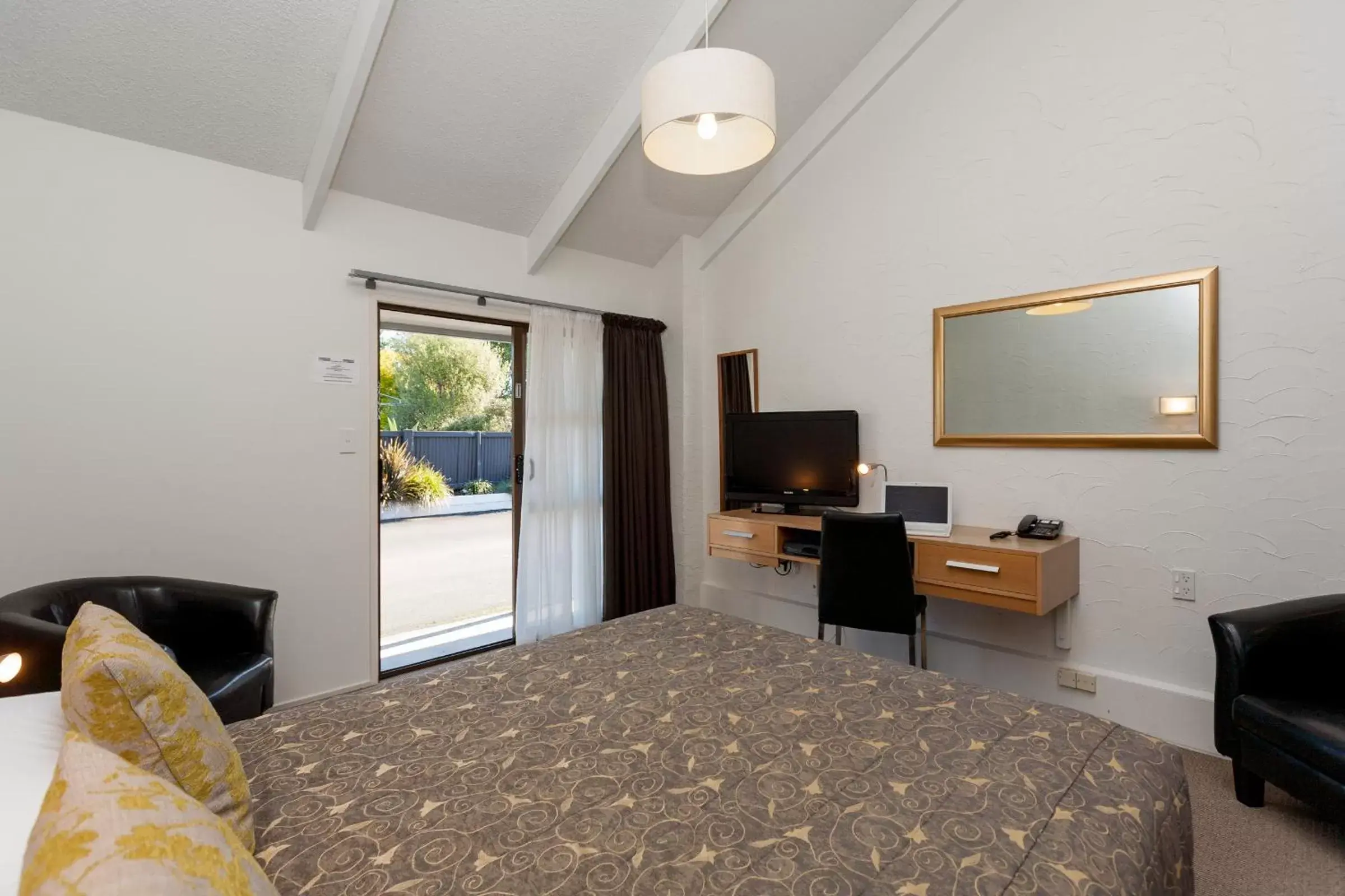 Bedroom, TV/Entertainment Center in 16 Northgate Motor Lodge