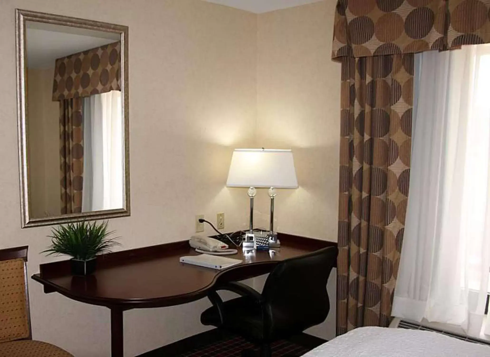 Bed, Seating Area in Hampton Inn & Suites Dayton-Airport