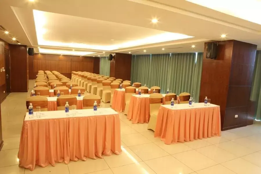 Business facilities in Muong Thanh Grand Xa La Hotel