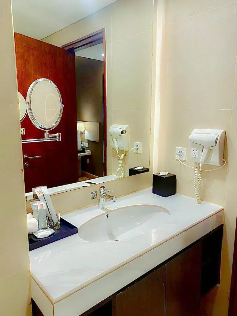 Bathroom in Harper Palembang by ASTON