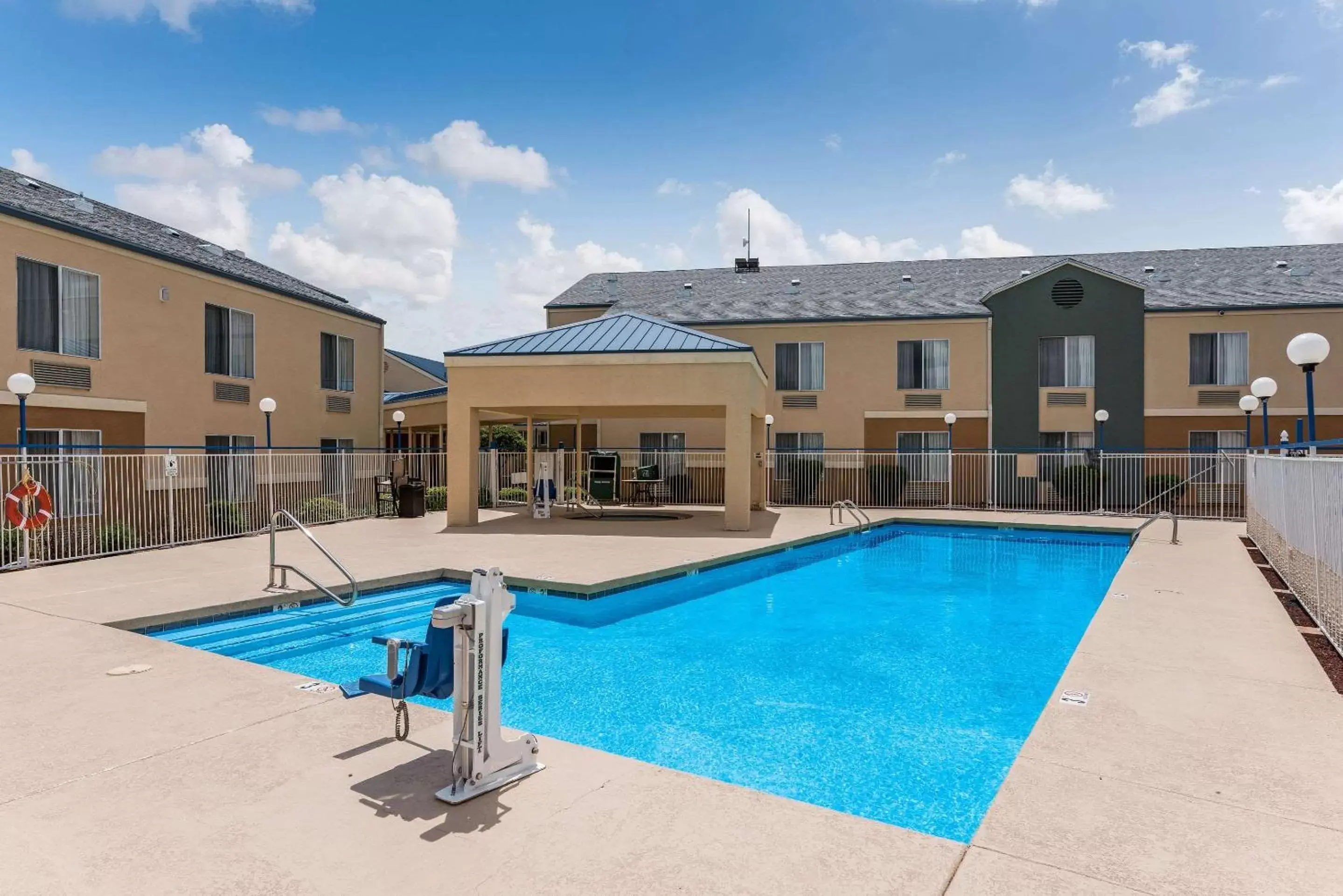 Swimming Pool in Quality Inn Near Grand Canyon