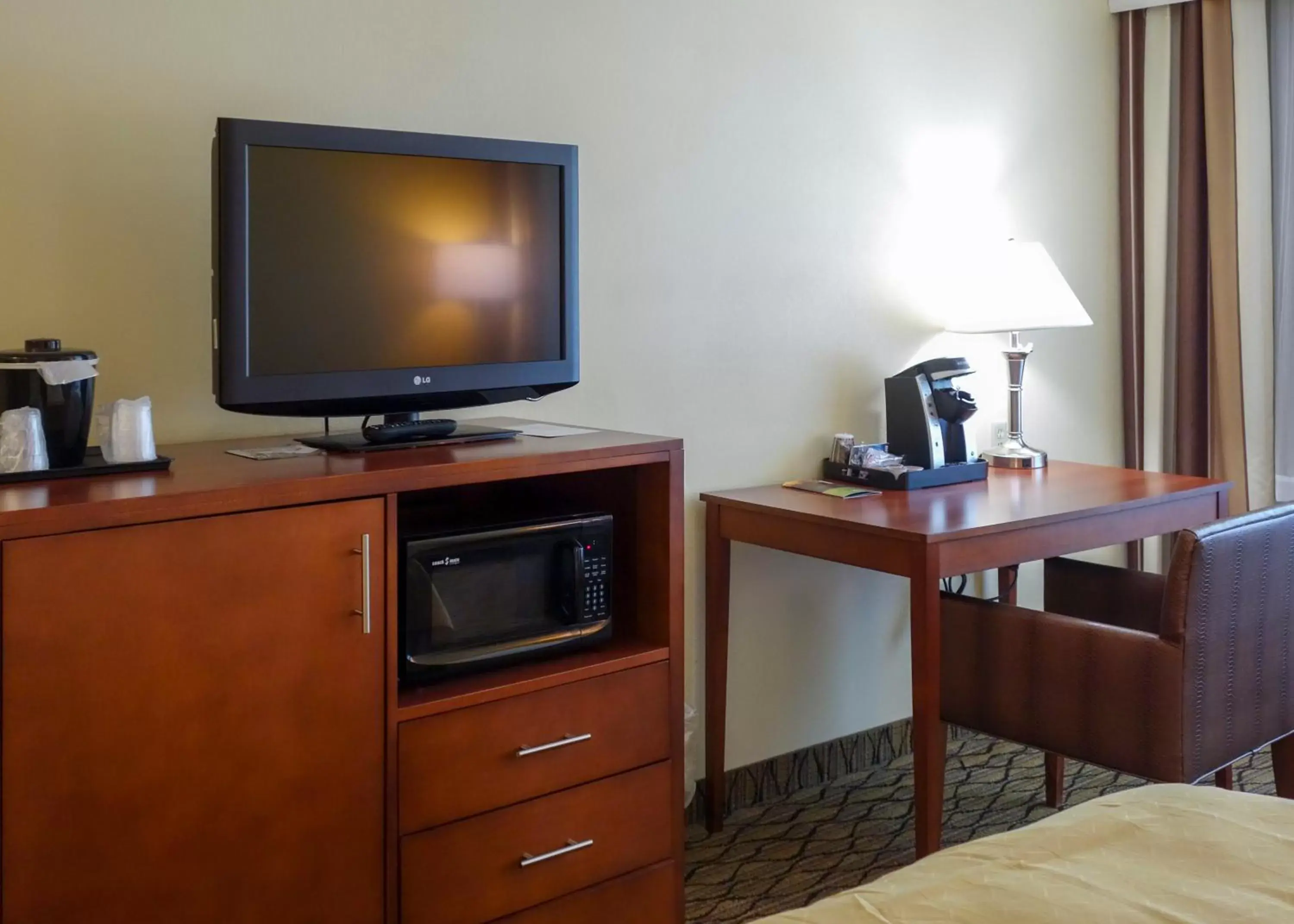 TV and multimedia, TV/Entertainment Center in Country Inn & Suites by Radisson, Mishawaka, IN