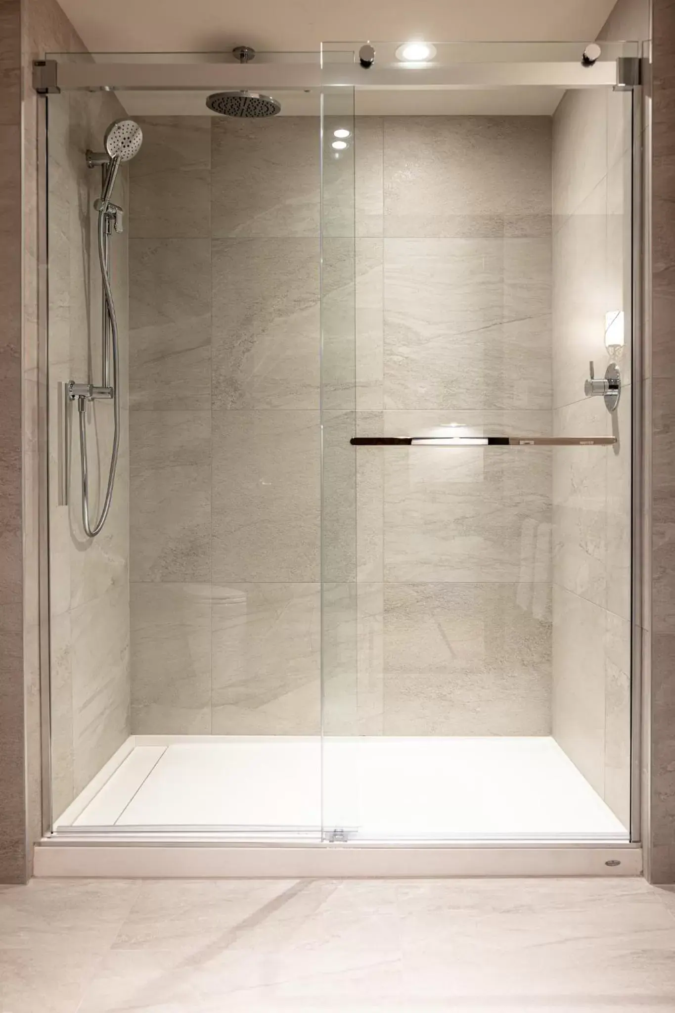 Shower, Bathroom in Hôtel-Musée Premières Nations