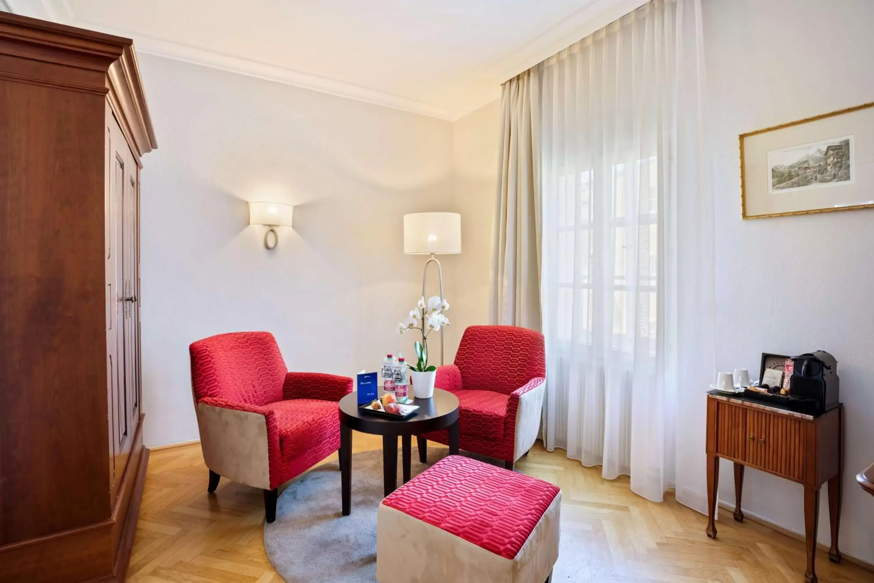 Photo of the whole room, Seating Area in Radisson Blu Hotel Altstadt