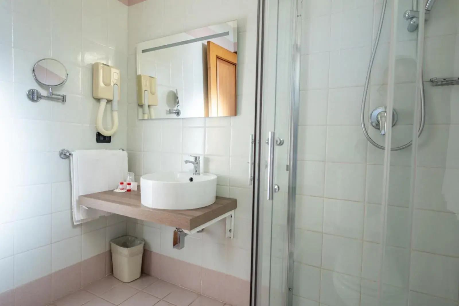 Shower, Bathroom in Hotel Corallo