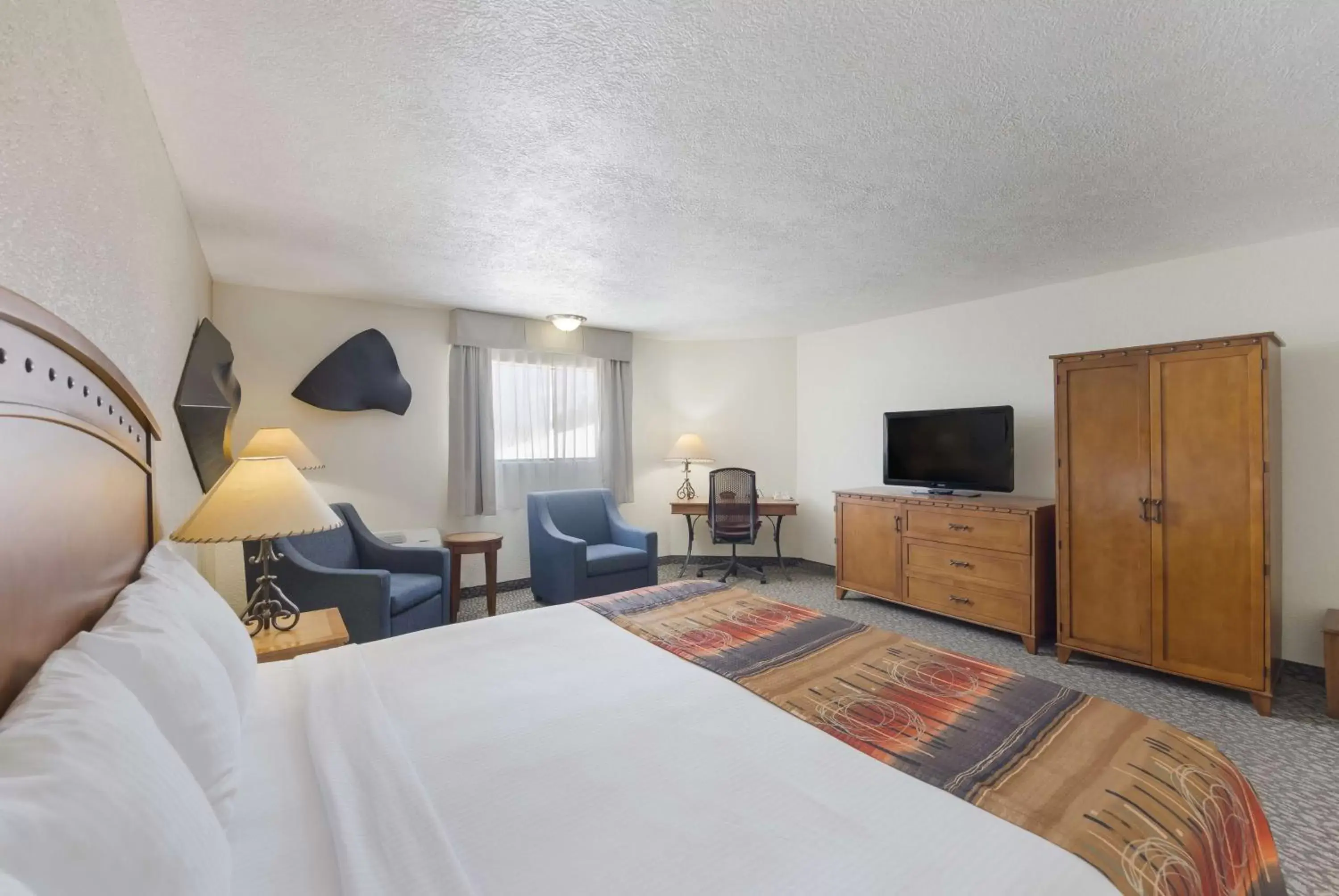 Bedroom, TV/Entertainment Center in Best Western Kokopelli Lodge