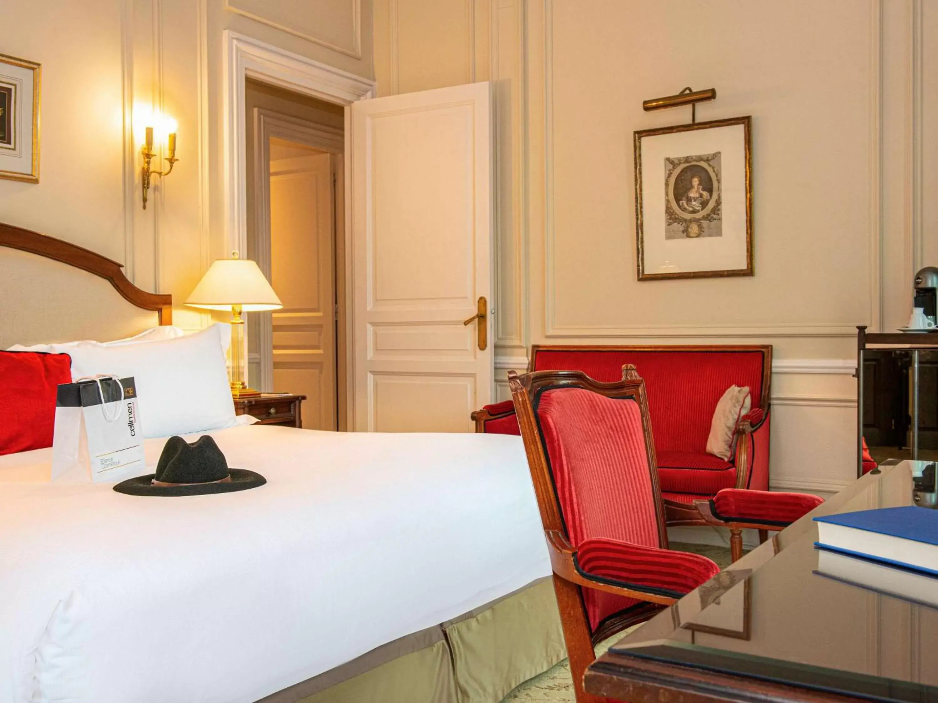 Photo of the whole room, Bed in Hotel de la Cité & Spa MGallery