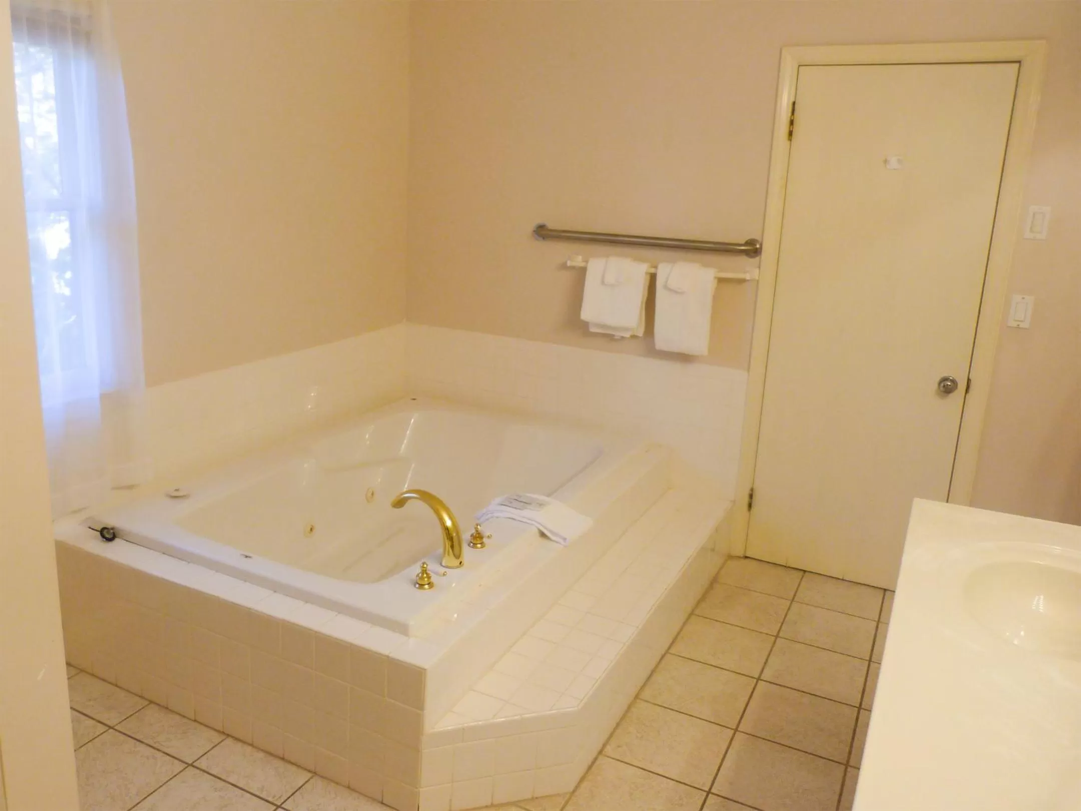 Bathroom in Meadowlark Motel with Restaurant & Bar