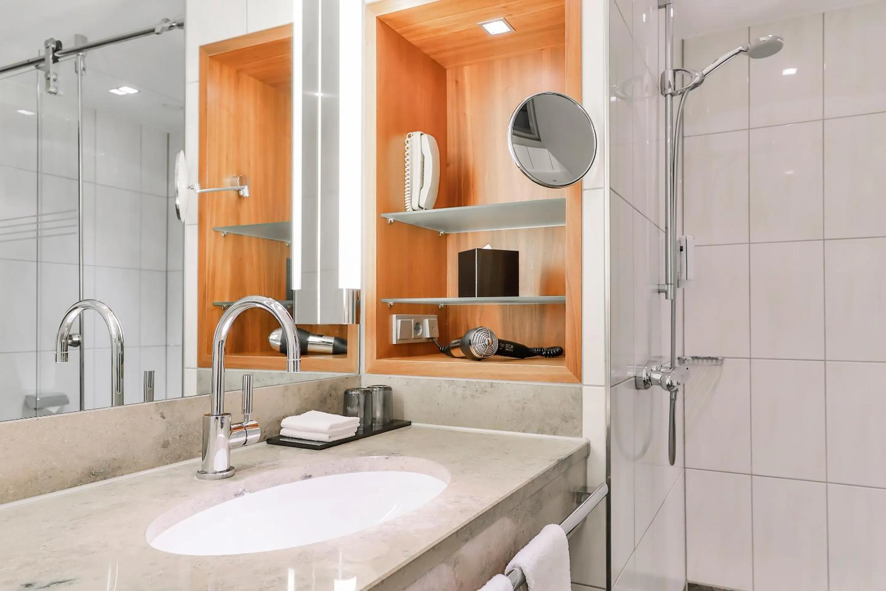 Shower in Dorint Hotel am Heumarkt Köln