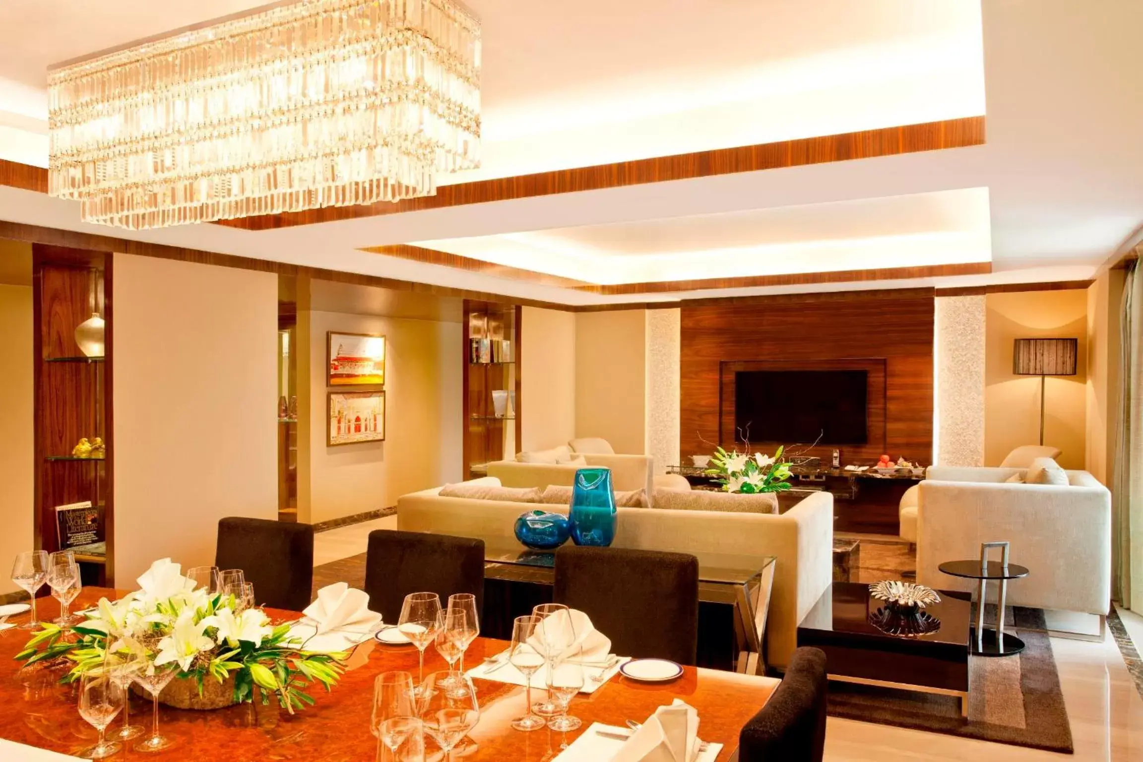 Seating area, Restaurant/Places to Eat in Radisson Blu Plaza Delhi Airport
