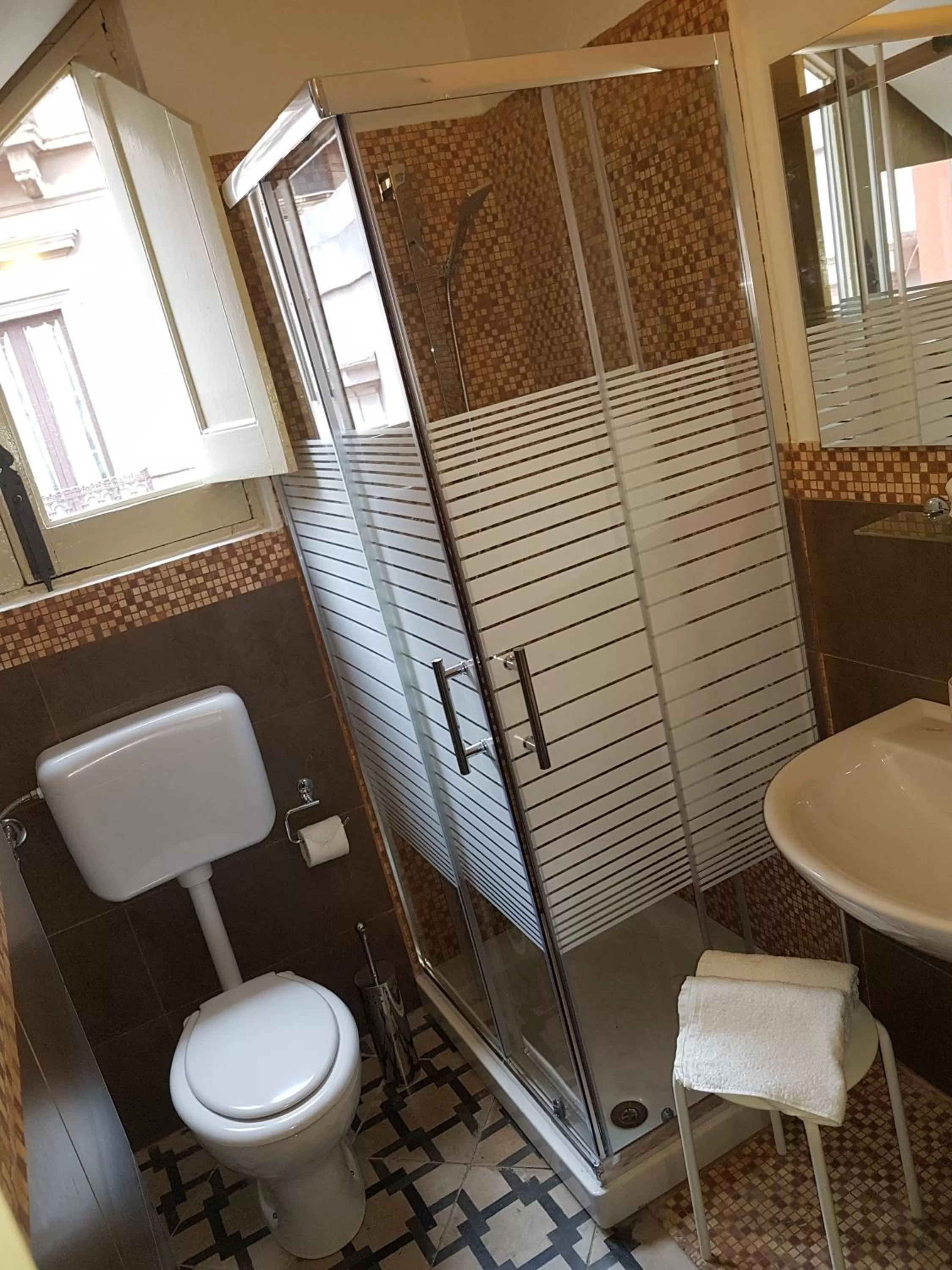 Shower in Central Suites Catania