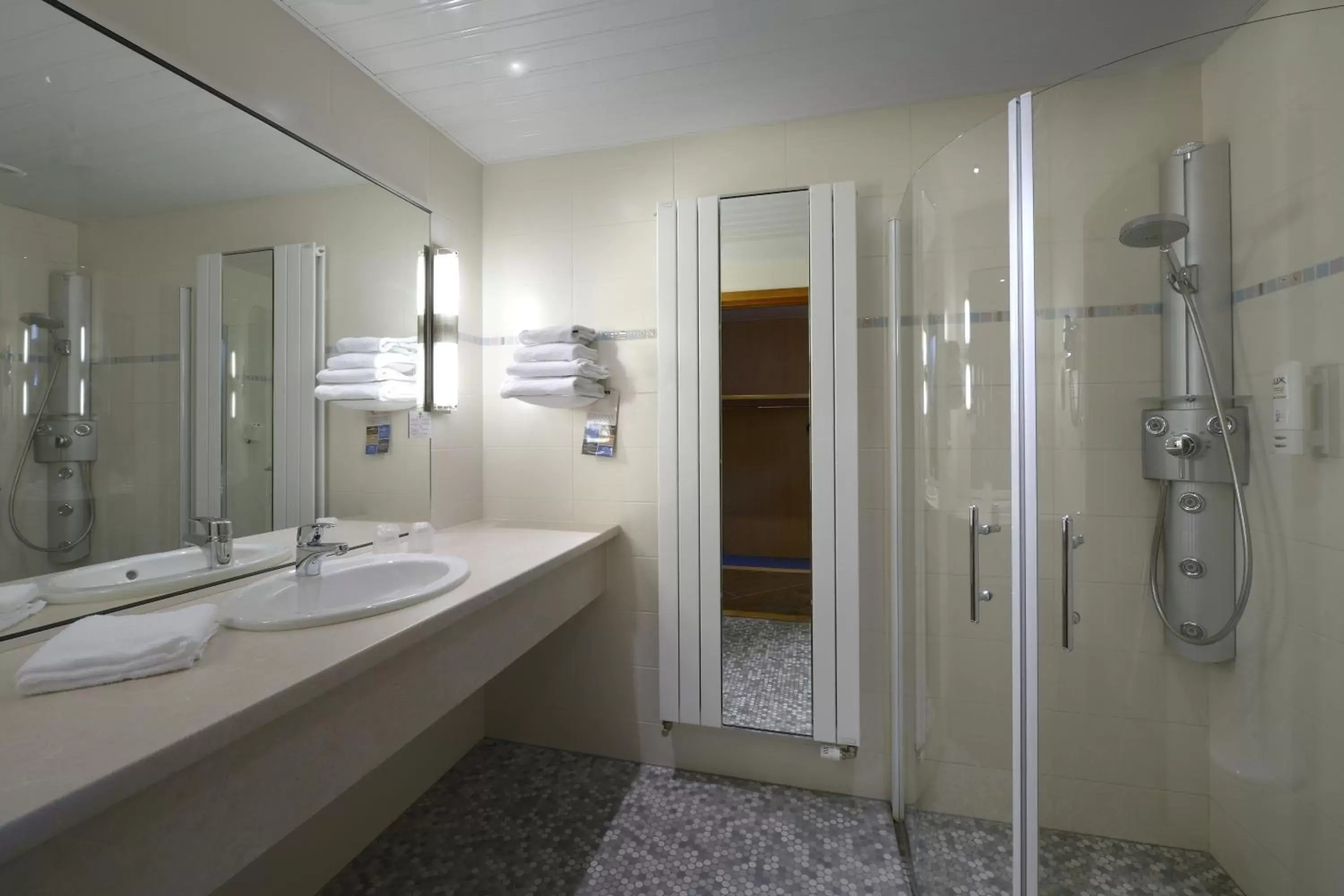 Shower, Bathroom in Kyriad Montbeliard Sochaux