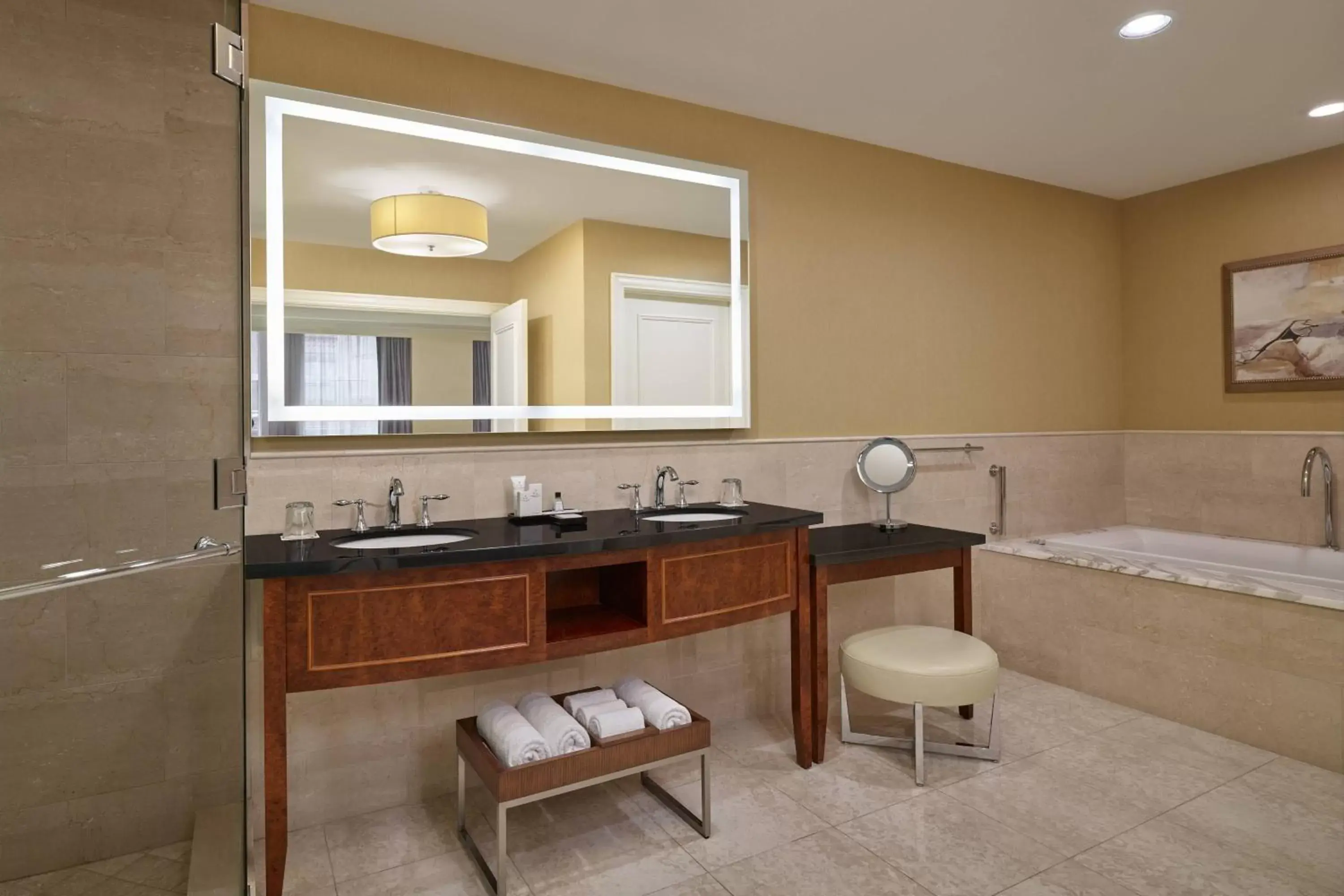 Bathroom, Kitchen/Kitchenette in JW Marriott Chicago