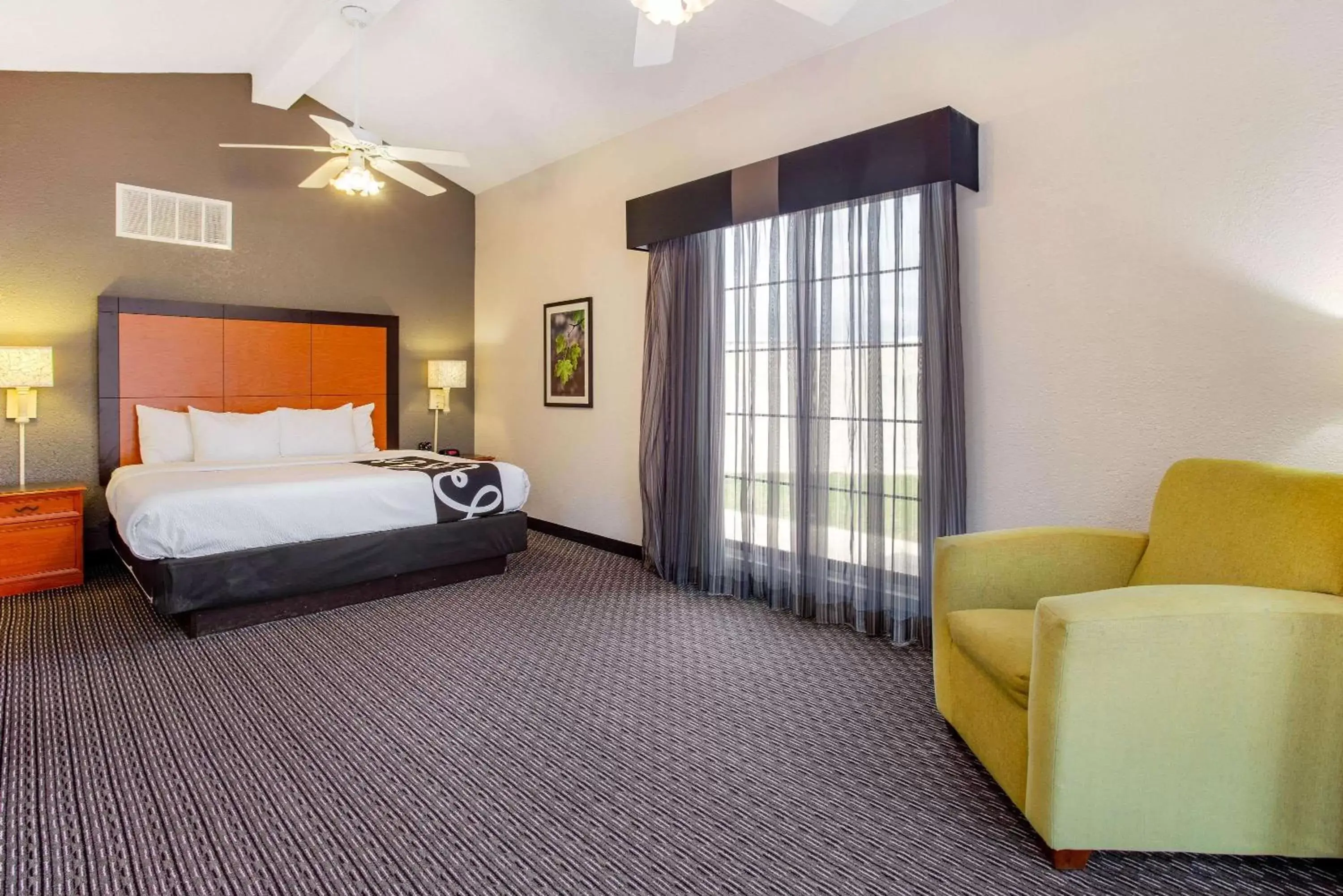 Photo of the whole room, Bed in La Quinta Inn by Wyndham Champaign