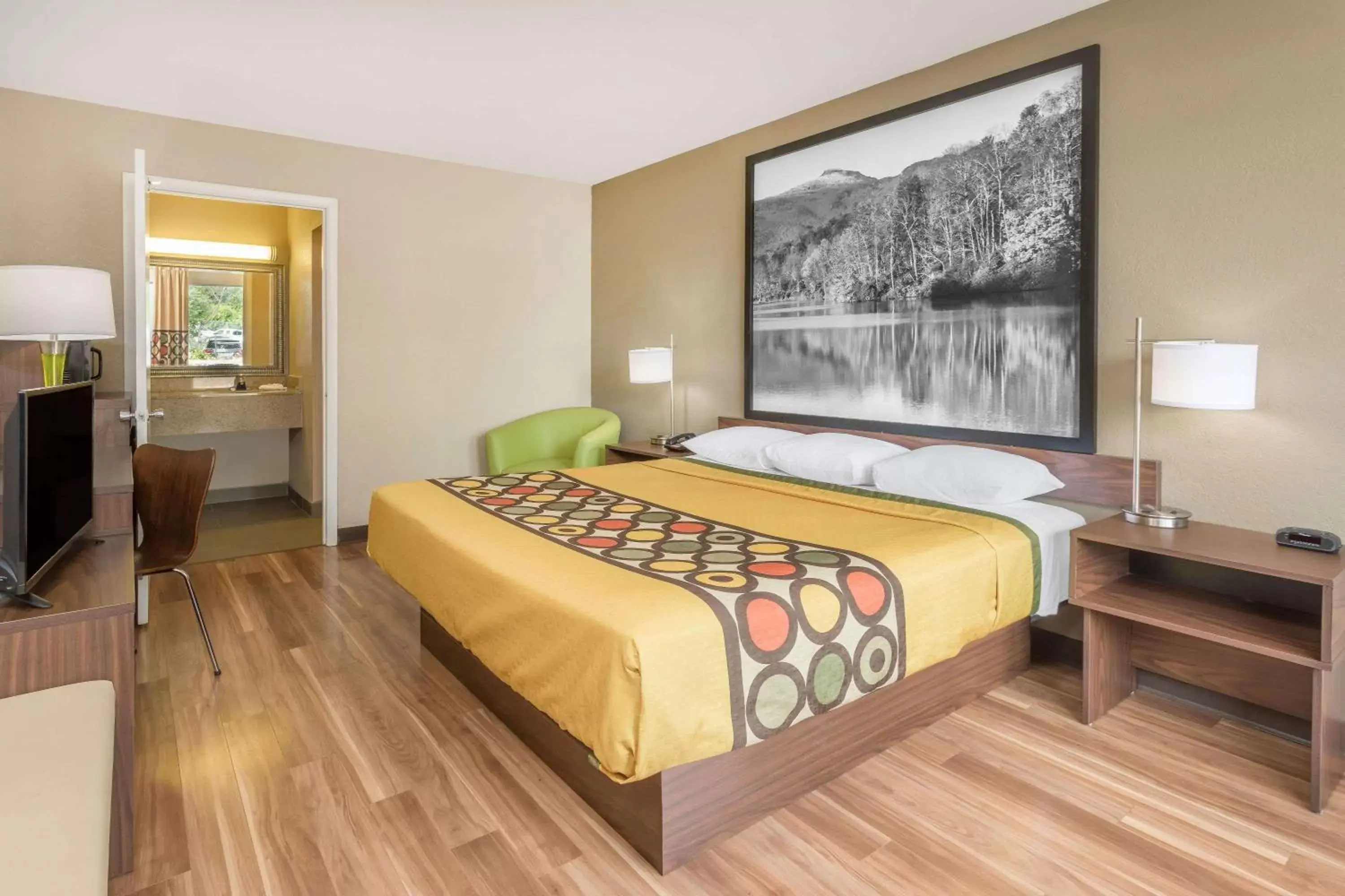 Photo of the whole room, Bed in Super 8 by Wyndham Asheville Airport