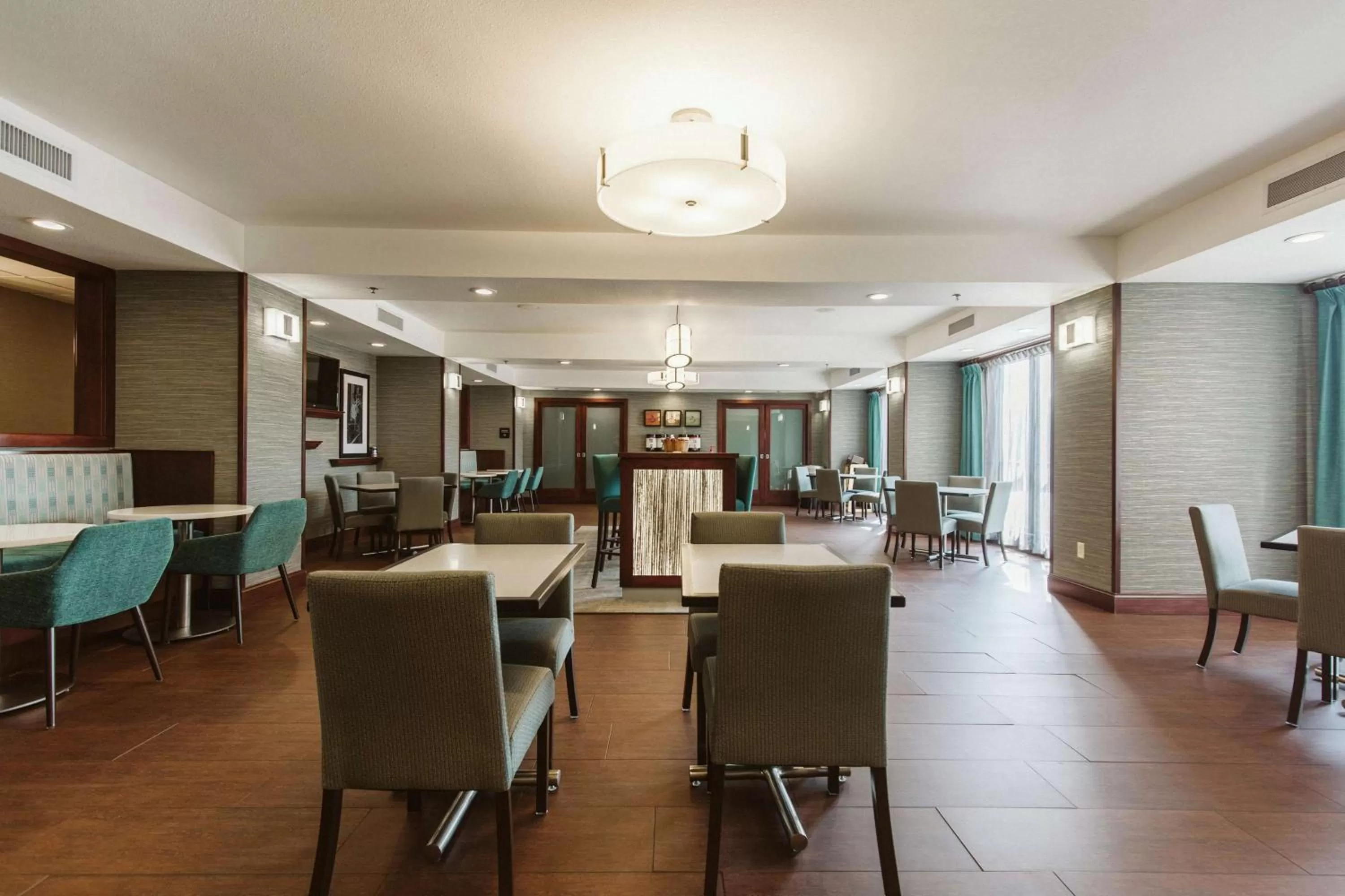 Restaurant/places to eat in Hampton Inn Bismarck