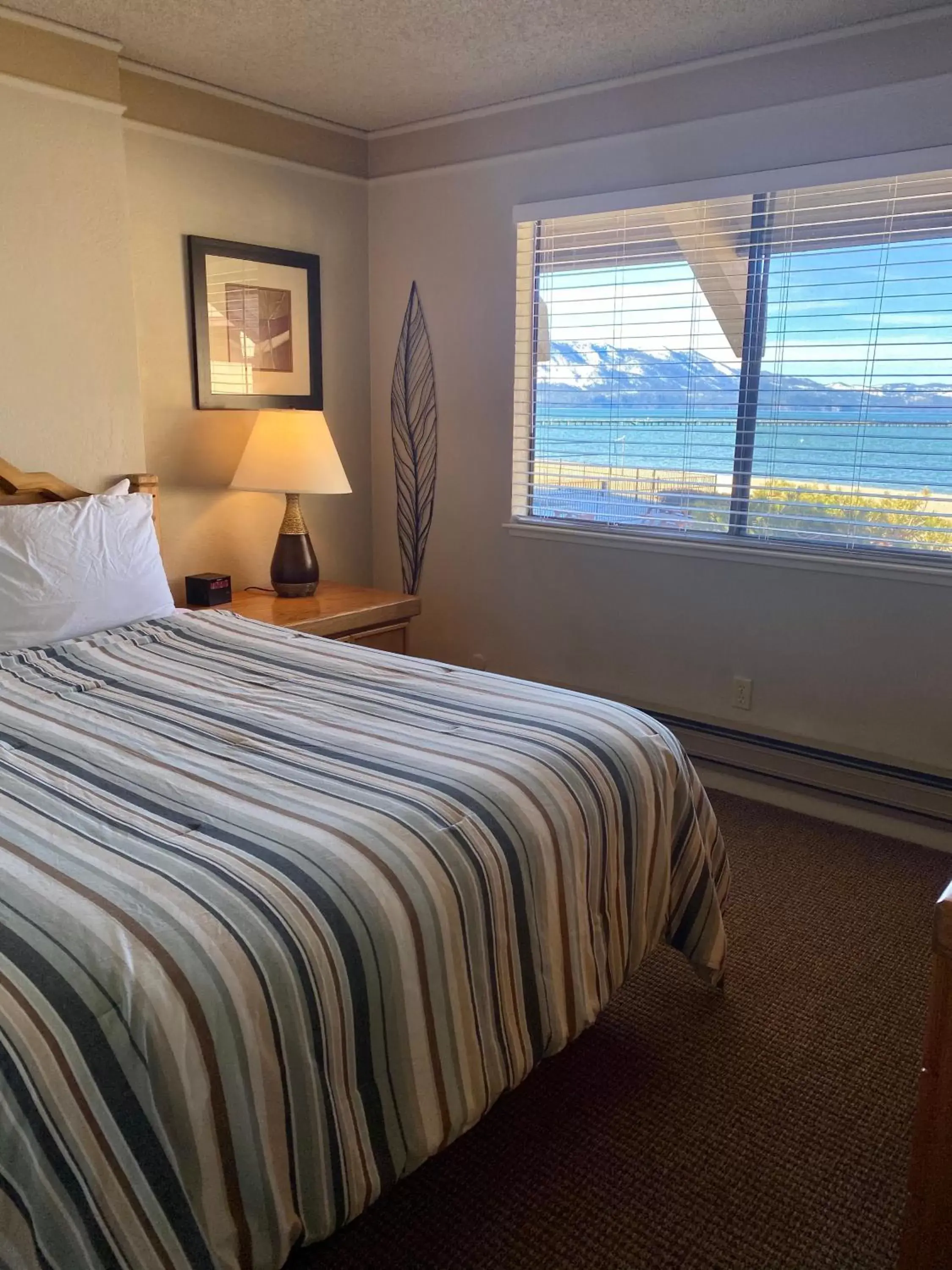 Bed in Tahoe Lakeshore Lodge & Spa