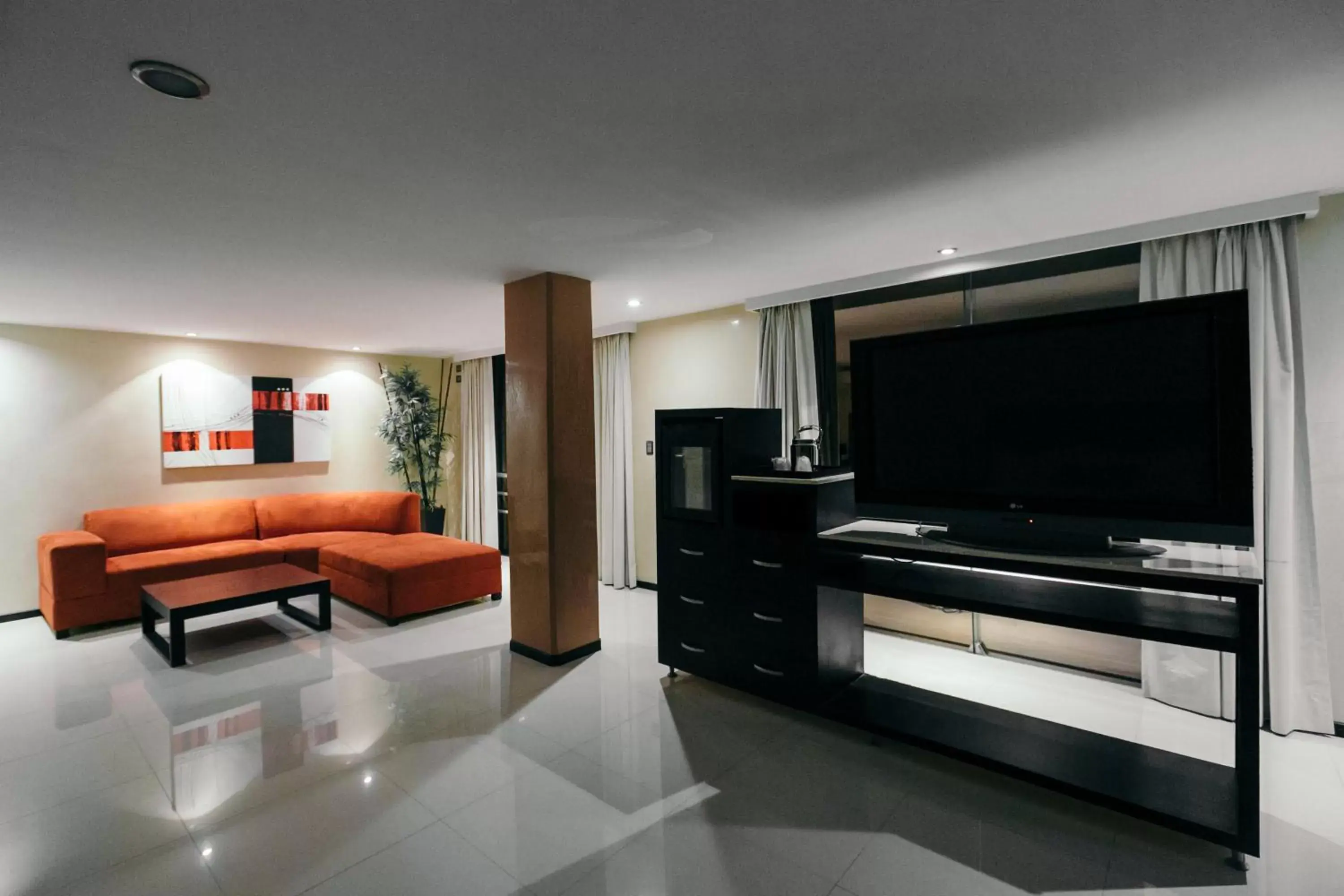 Photo of the whole room, TV/Entertainment Center in Hotel El Español Paseo de Montejo