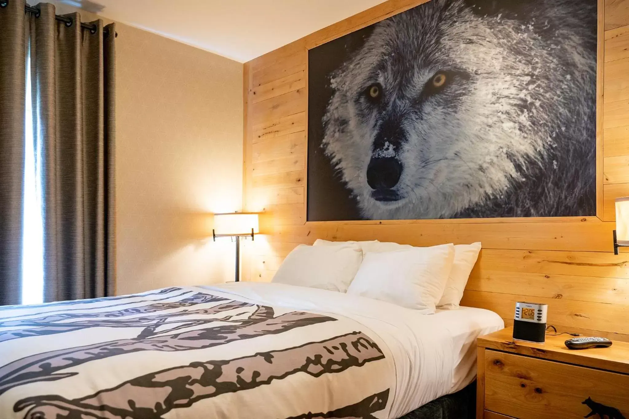 Bedroom, Bed in Banff Rocky Mountain Resort