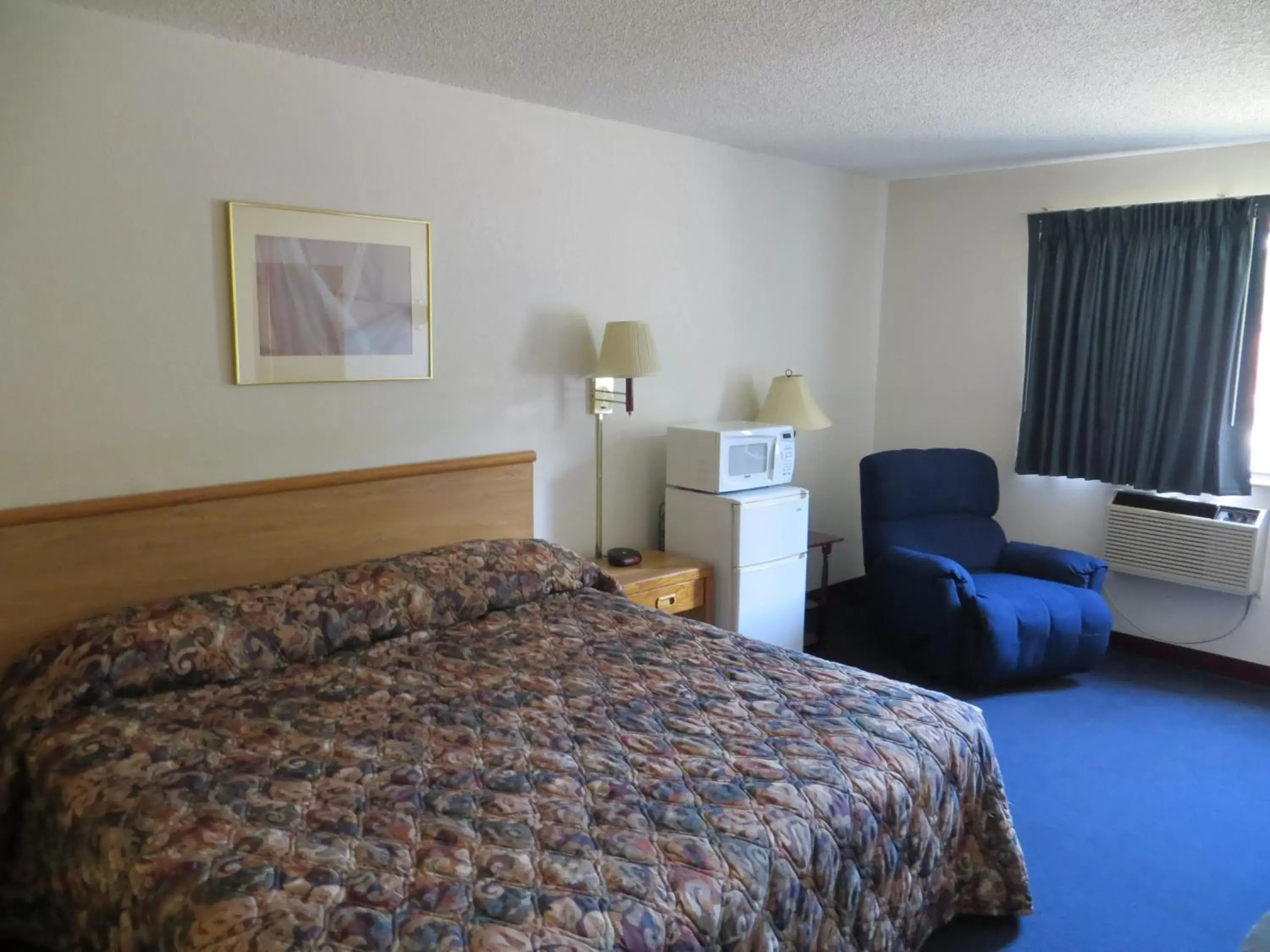 Photo of the whole room, Bed in Super 8 by Wyndham Hot Springs