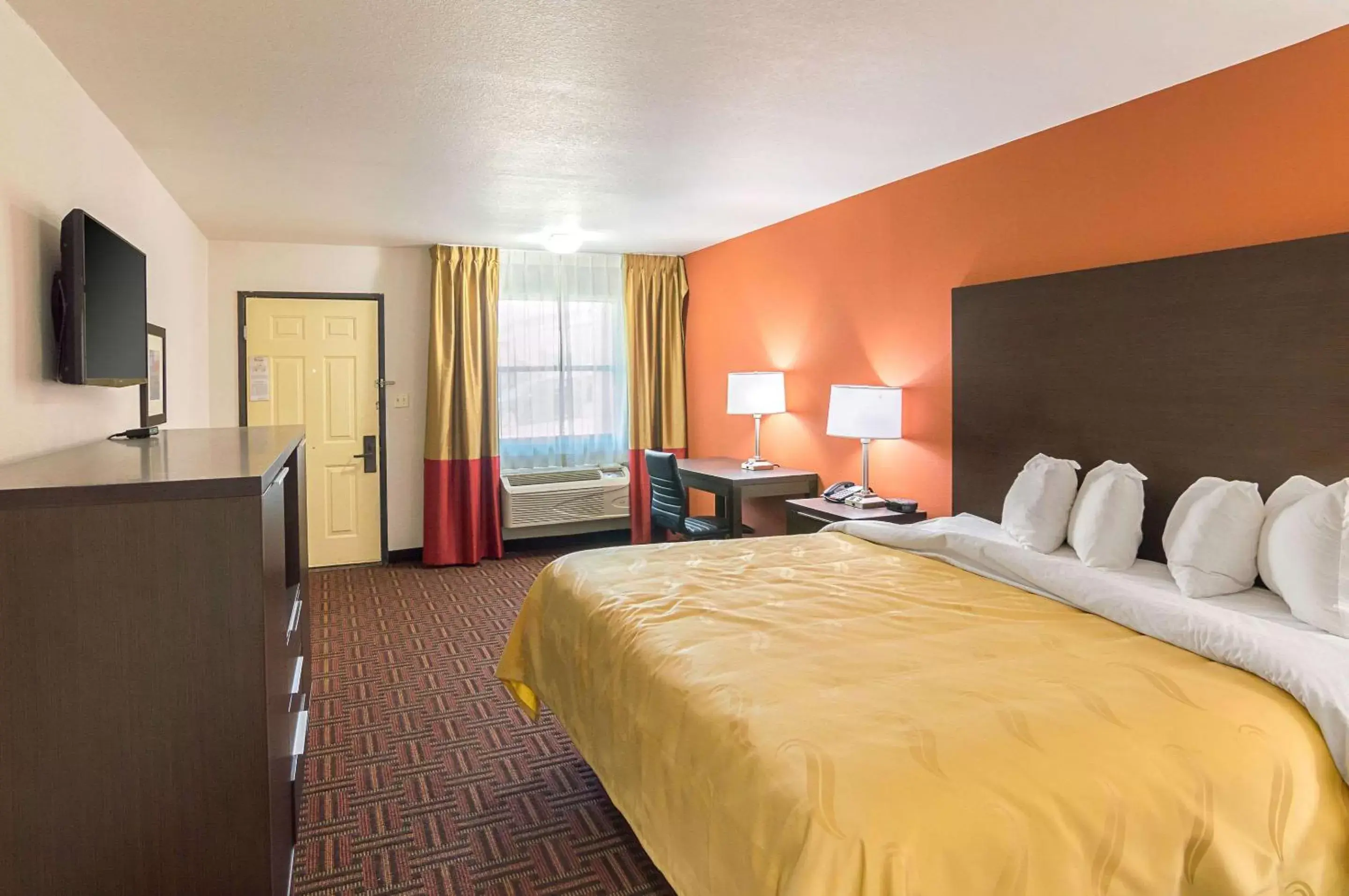 Photo of the whole room, Bed in Quality Inn East Amarillo