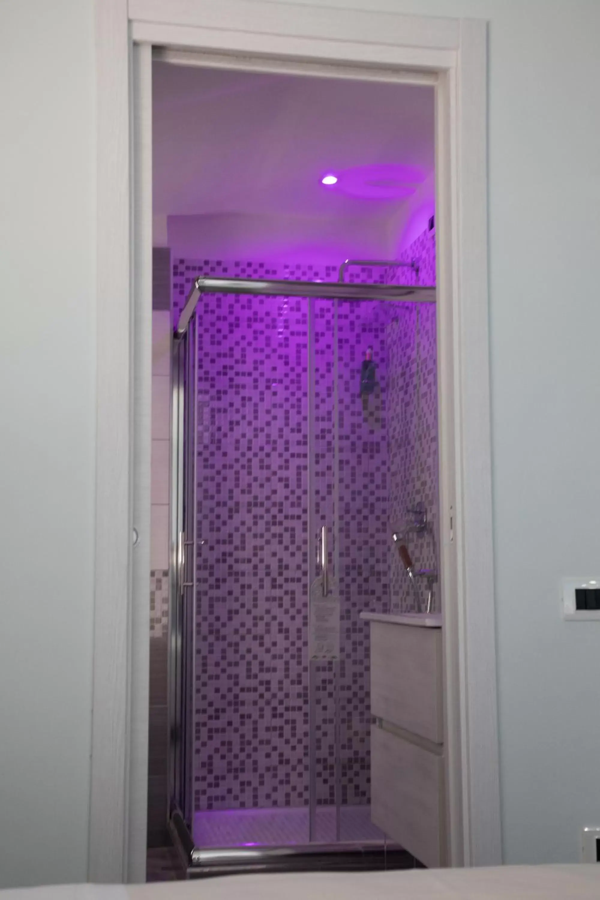 Shower, Bathroom in Hotel Calypso