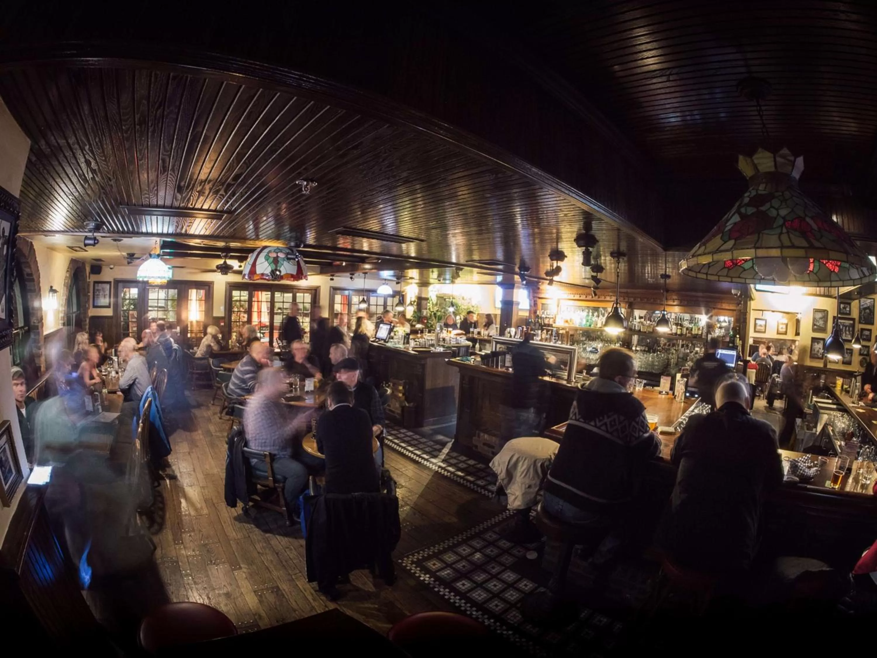 Lounge or bar in DoubleTree by Hilton Hotel & Suites Victoria