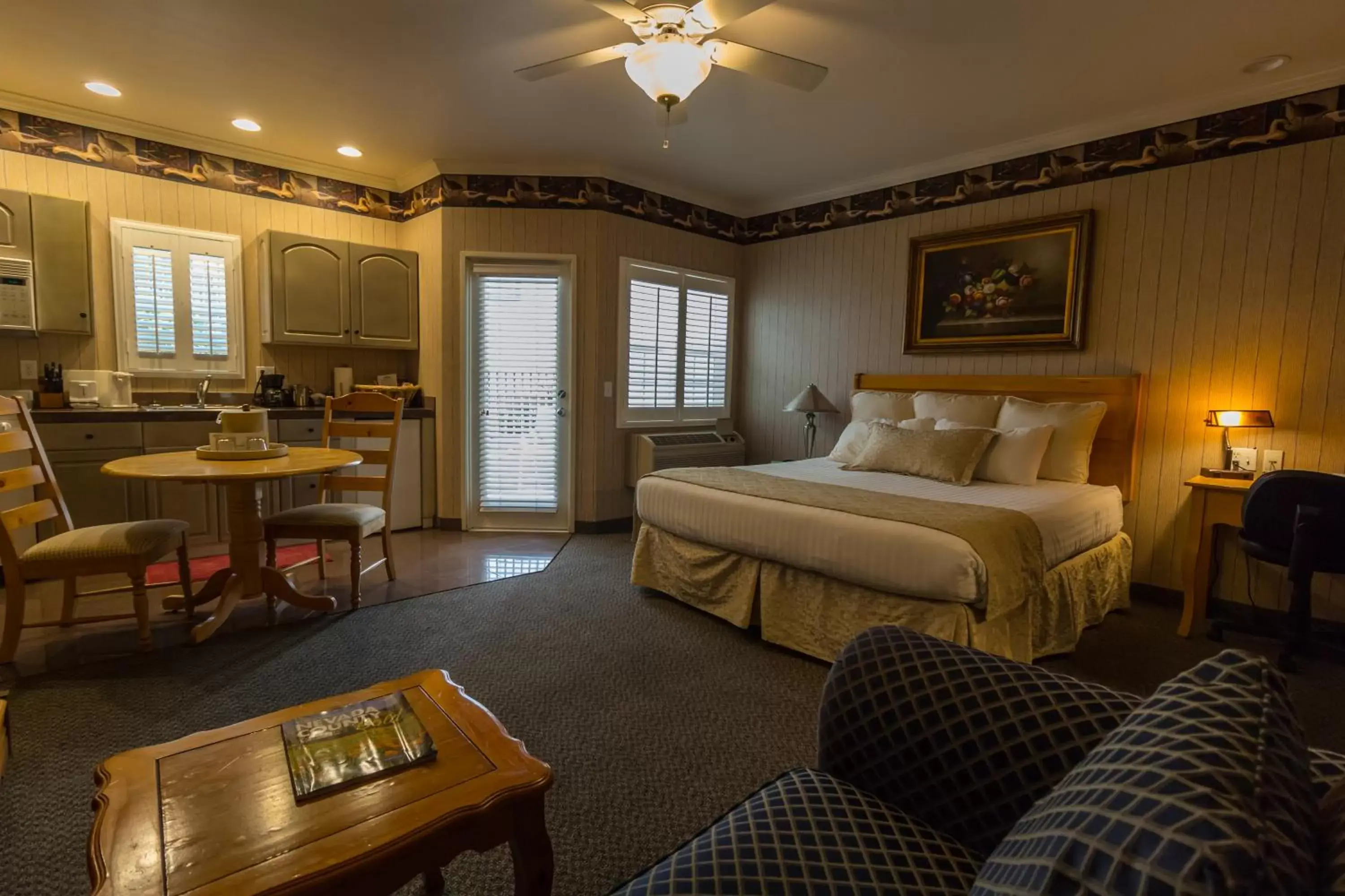 Photo of the whole room in Grass Valley Courtyard Suites