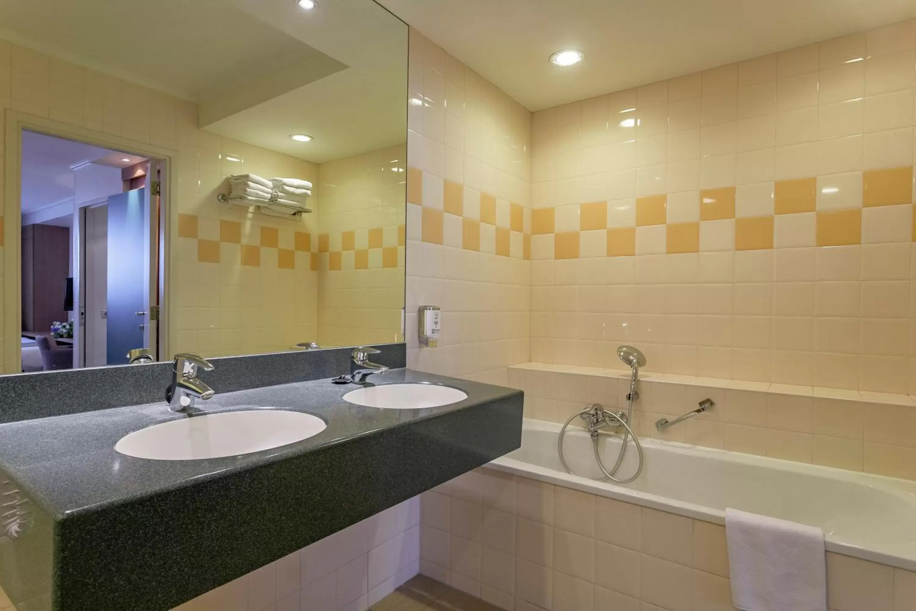 Hot Tub, Bathroom in Avenue Hotel