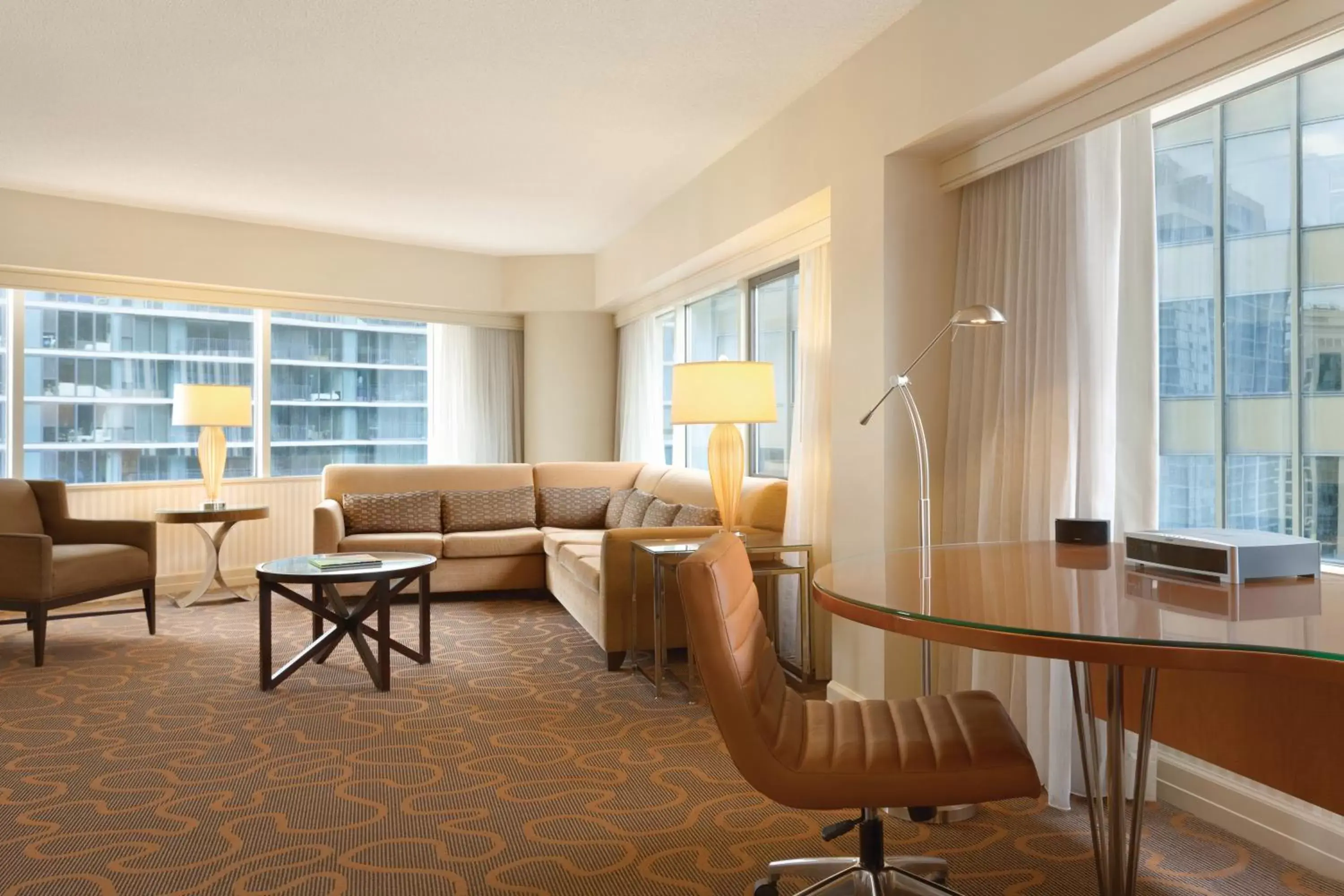 Living room, Seating Area in Swissotel Chicago