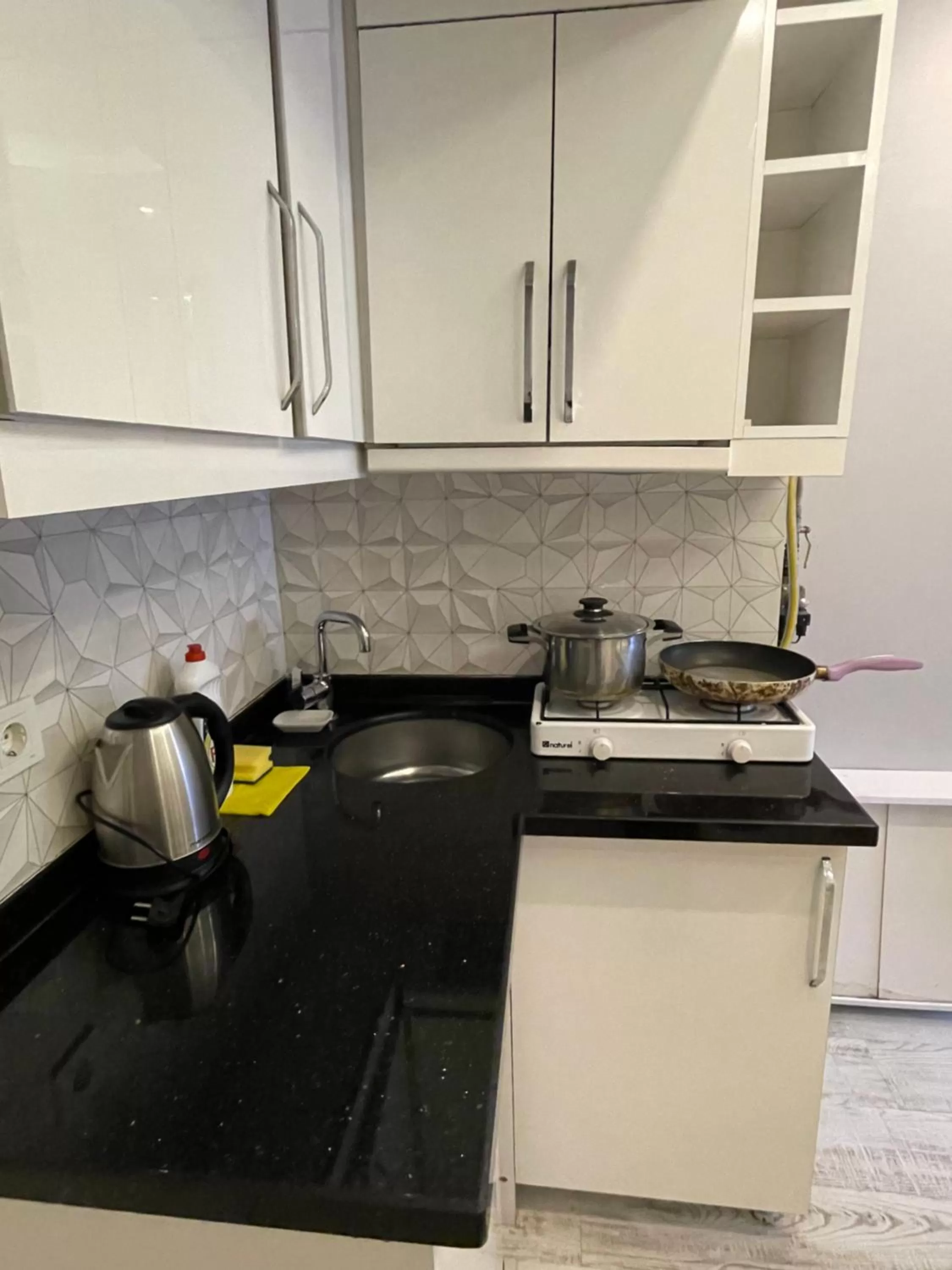 Kitchen or kitchenette in Arat Apartments