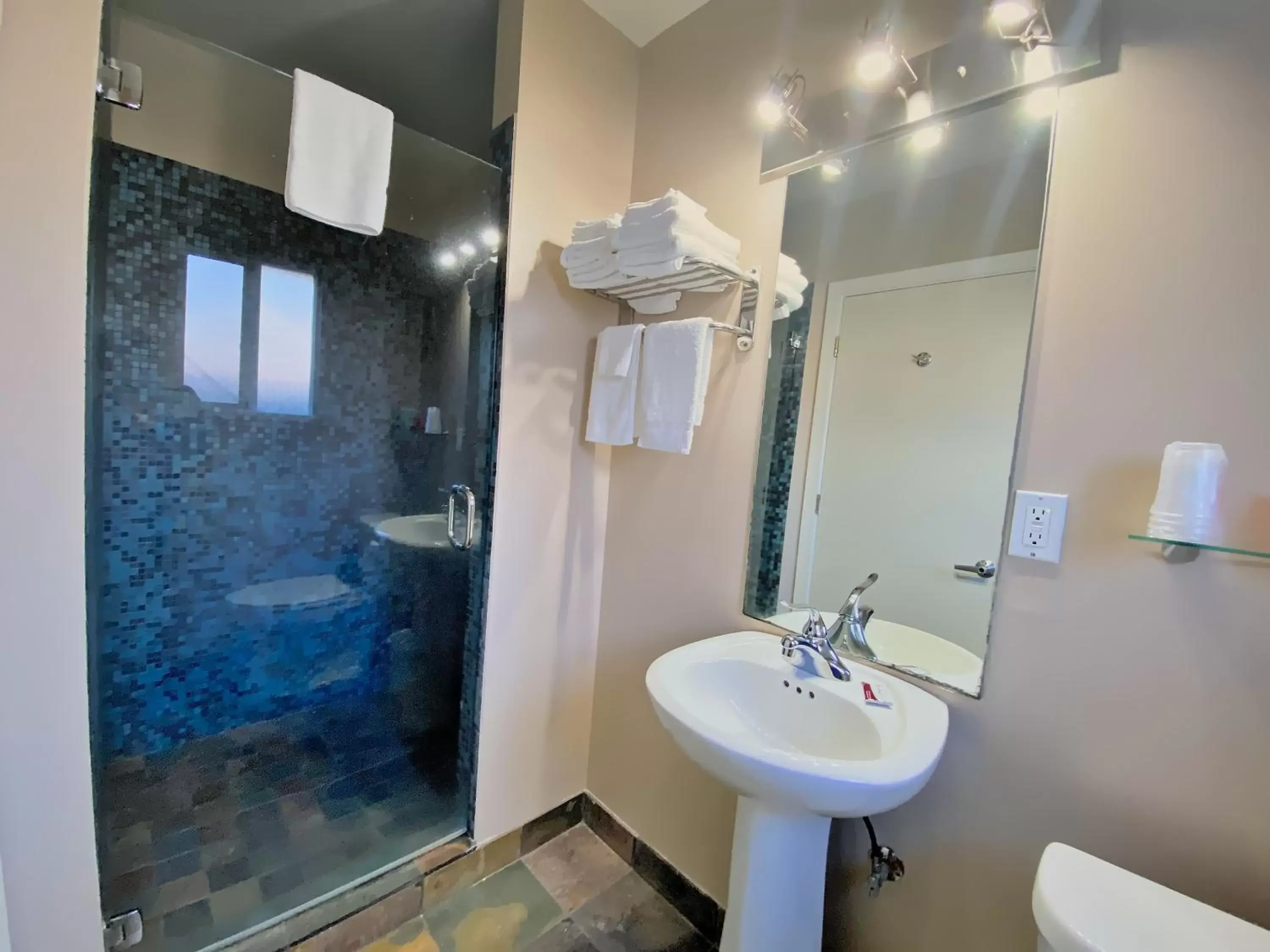 Bathroom in Ashland Motel - University