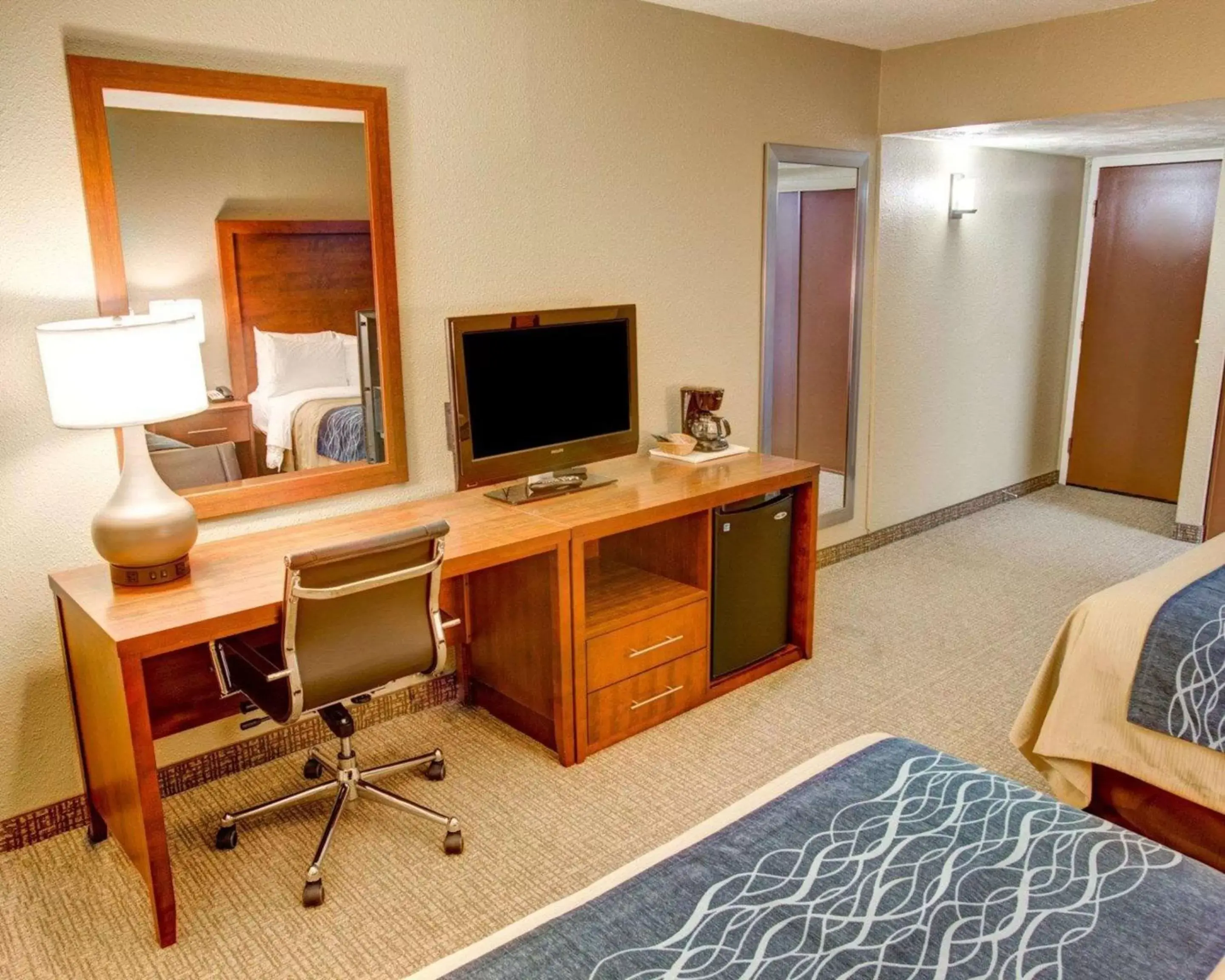 Photo of the whole room, TV/Entertainment Center in Comfort Inn Conference Center Pittsburgh