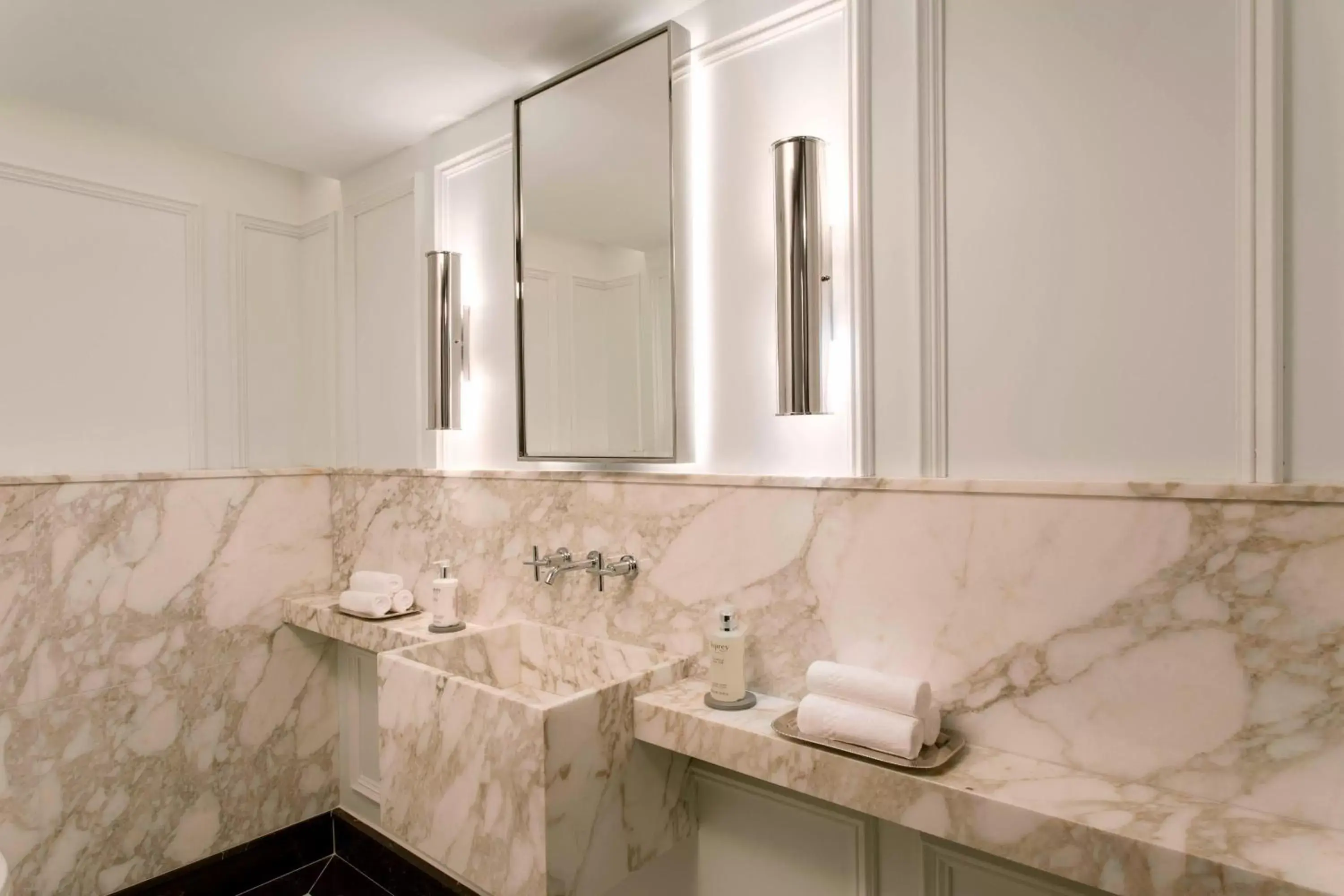Photo of the whole room, Bathroom in The Ritz-Carlton New York, Central Park