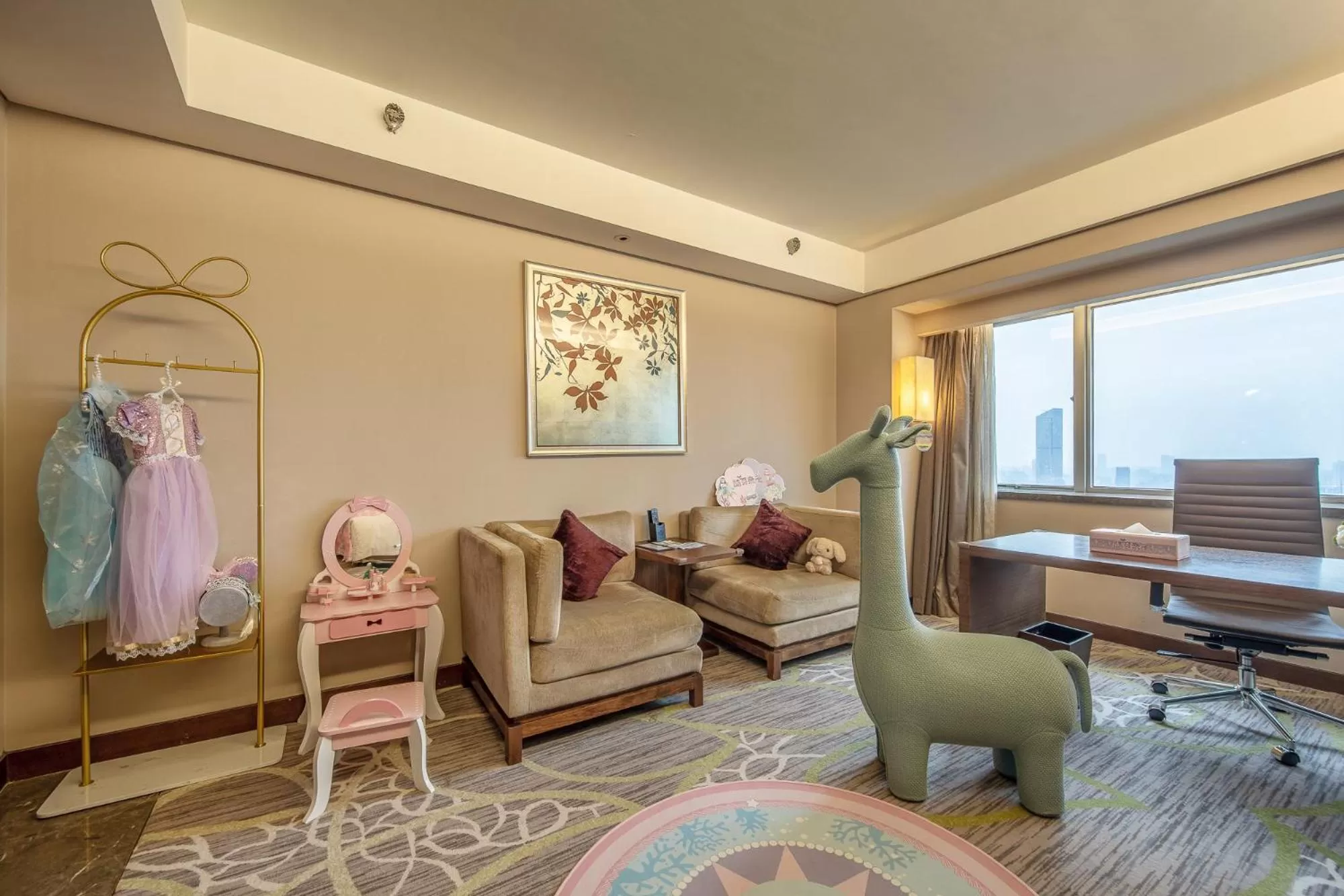 Living room in Crowne Plaza Guangzhou City Centre by IHG