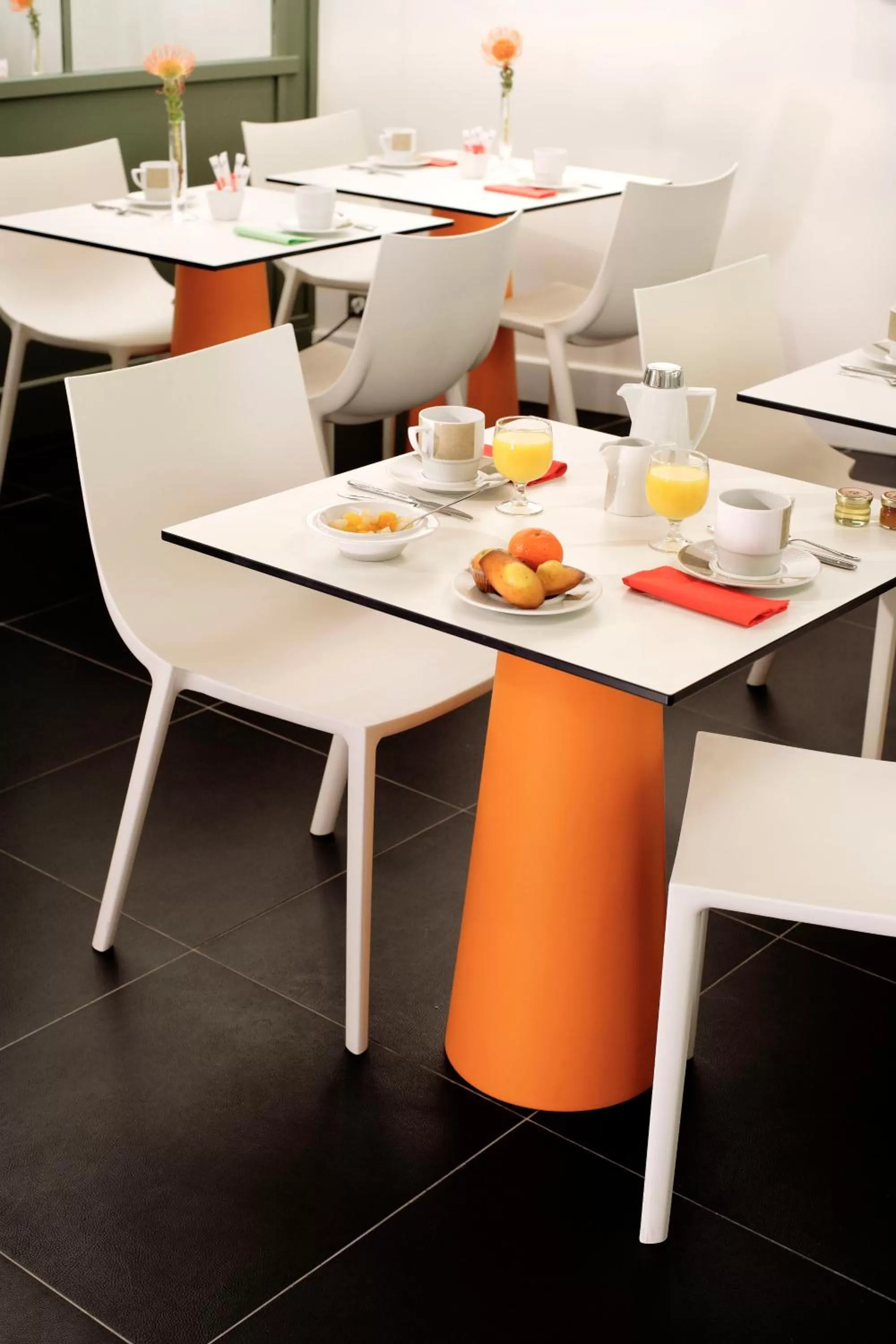 Restaurant/places to eat in Hotel Opéra Opal