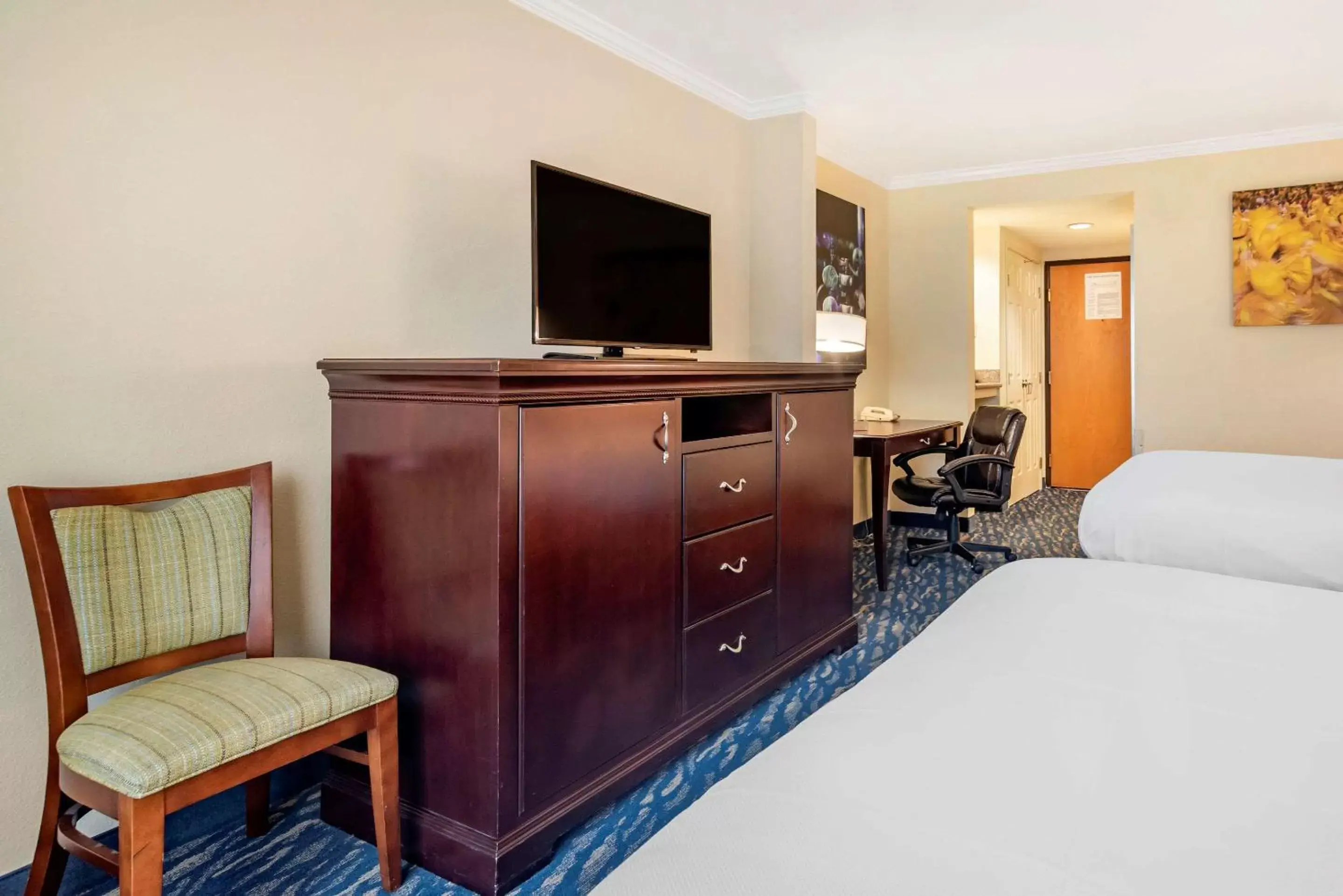 Photo of the whole room, TV/Entertainment Center in Comfort Inn & Suites New Orleans Airport North