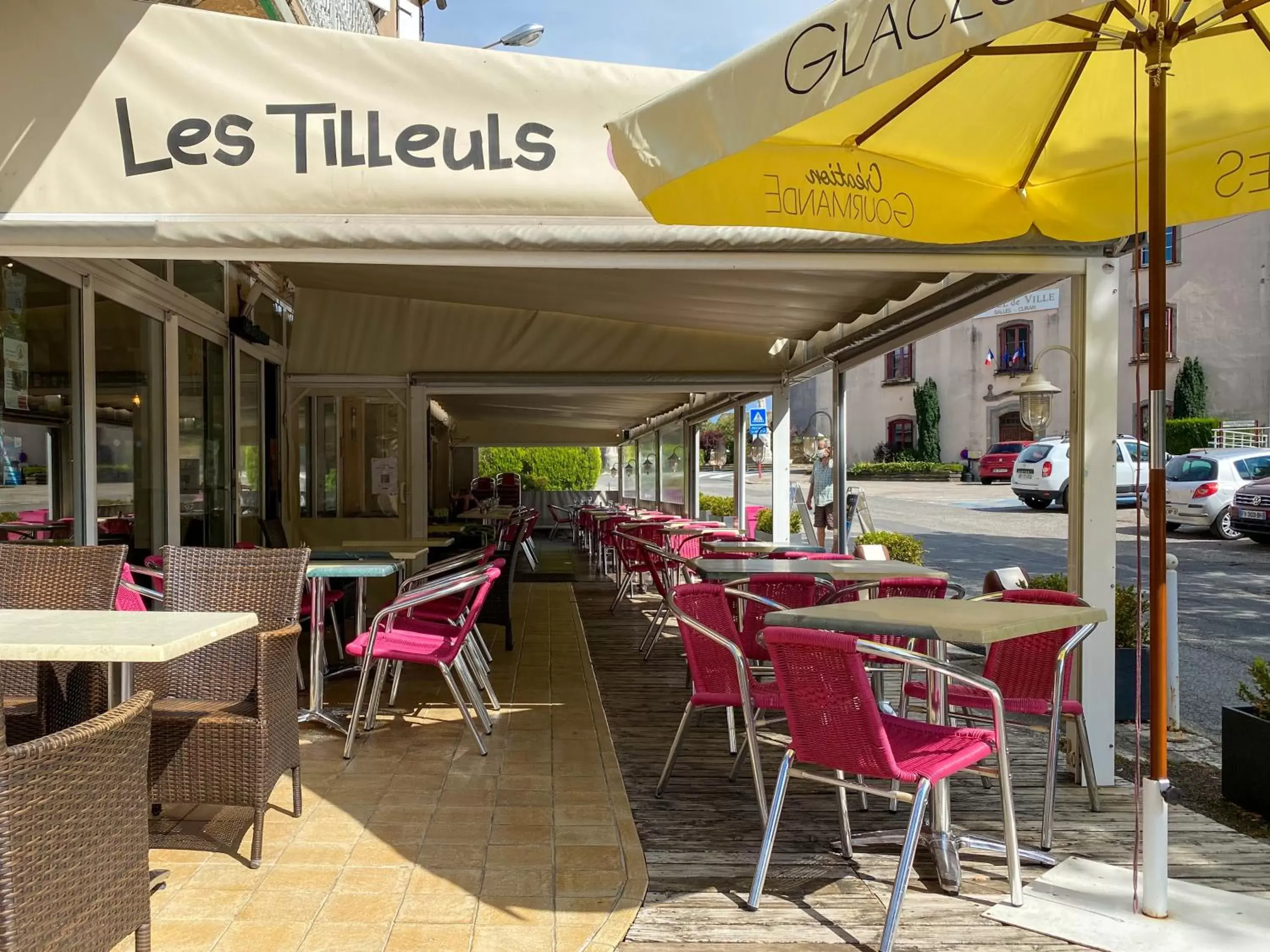 Restaurant/Places to Eat in Hôtel Les Tilleuls de Pareloup à Salles-Curan