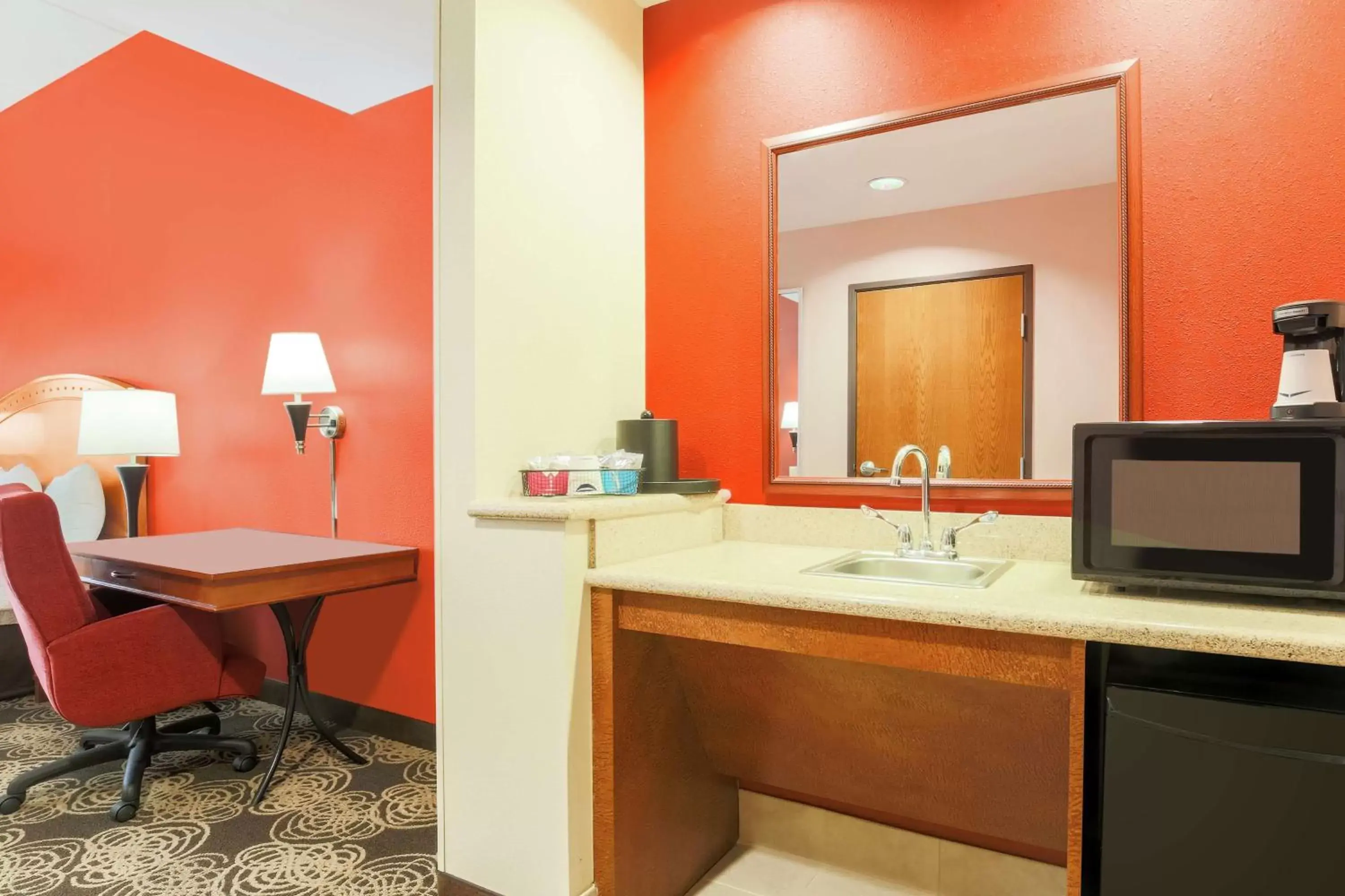 Bedroom, TV/Entertainment Center in Hampton Inn & Suites Dallas-Allen