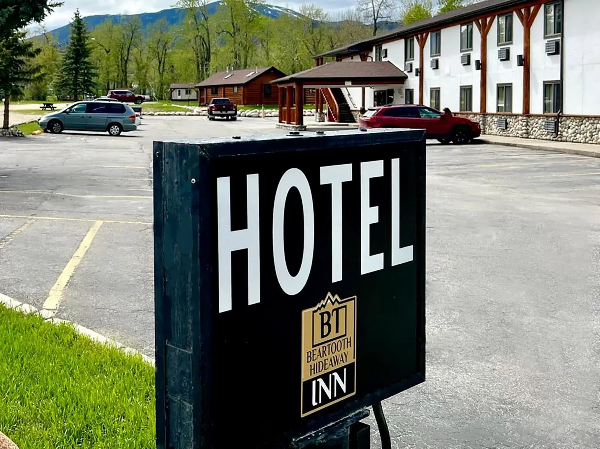 Property building in Beartooth Hideaway Inn & Cabins