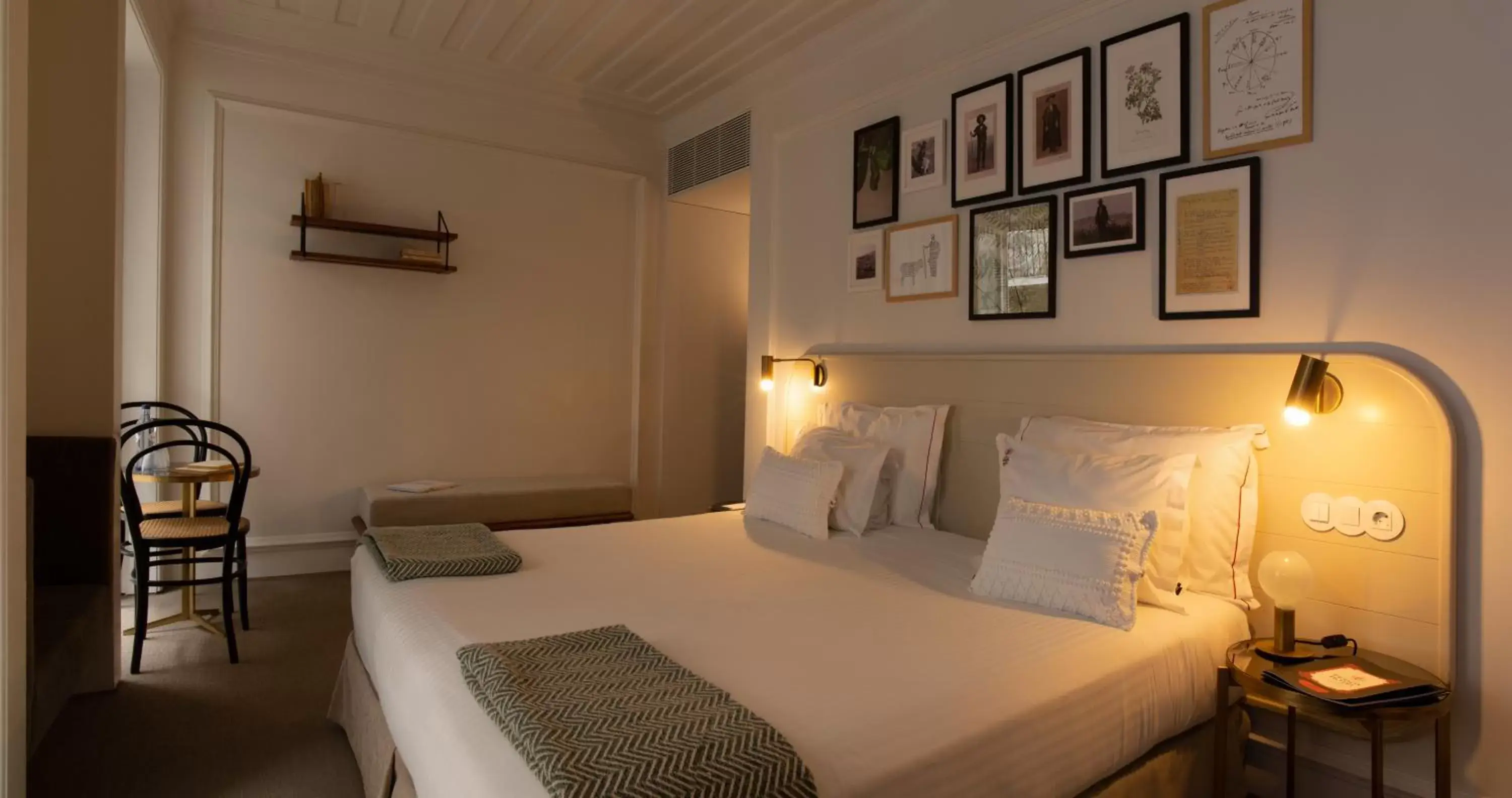Photo of the whole room, Bed in Lisboa Pessoa Hotel