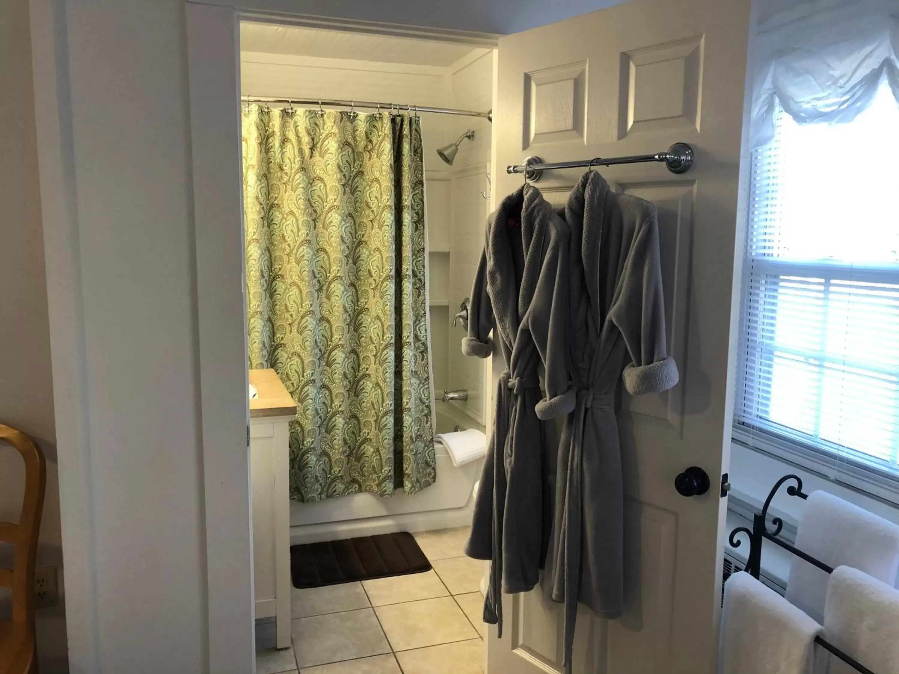 Bathroom in Oakland Cottage Bed and Breakfast