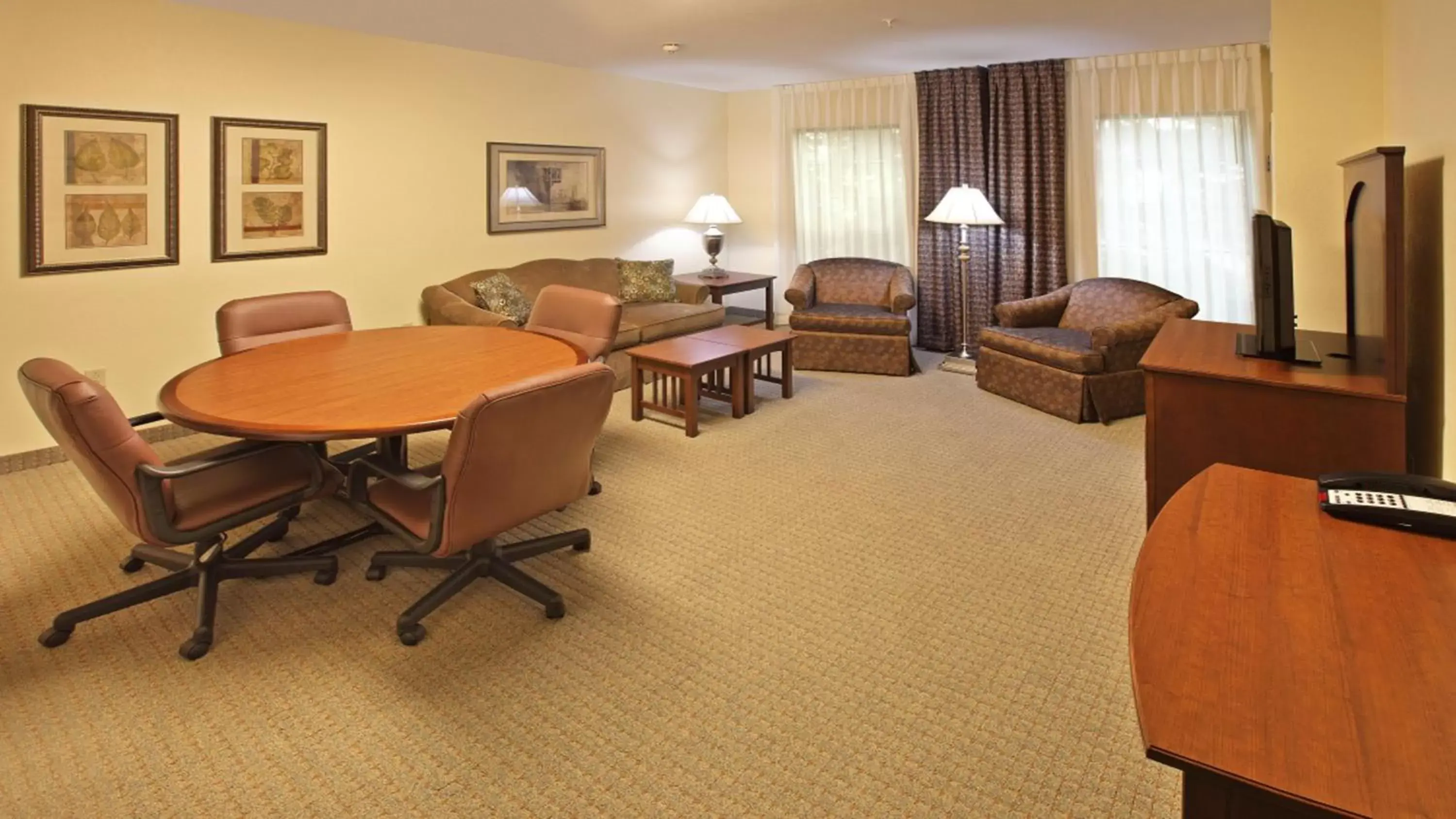 Photo of the whole room, Seating Area in Staybridge Suites Hot Springs, an IHG Hotel