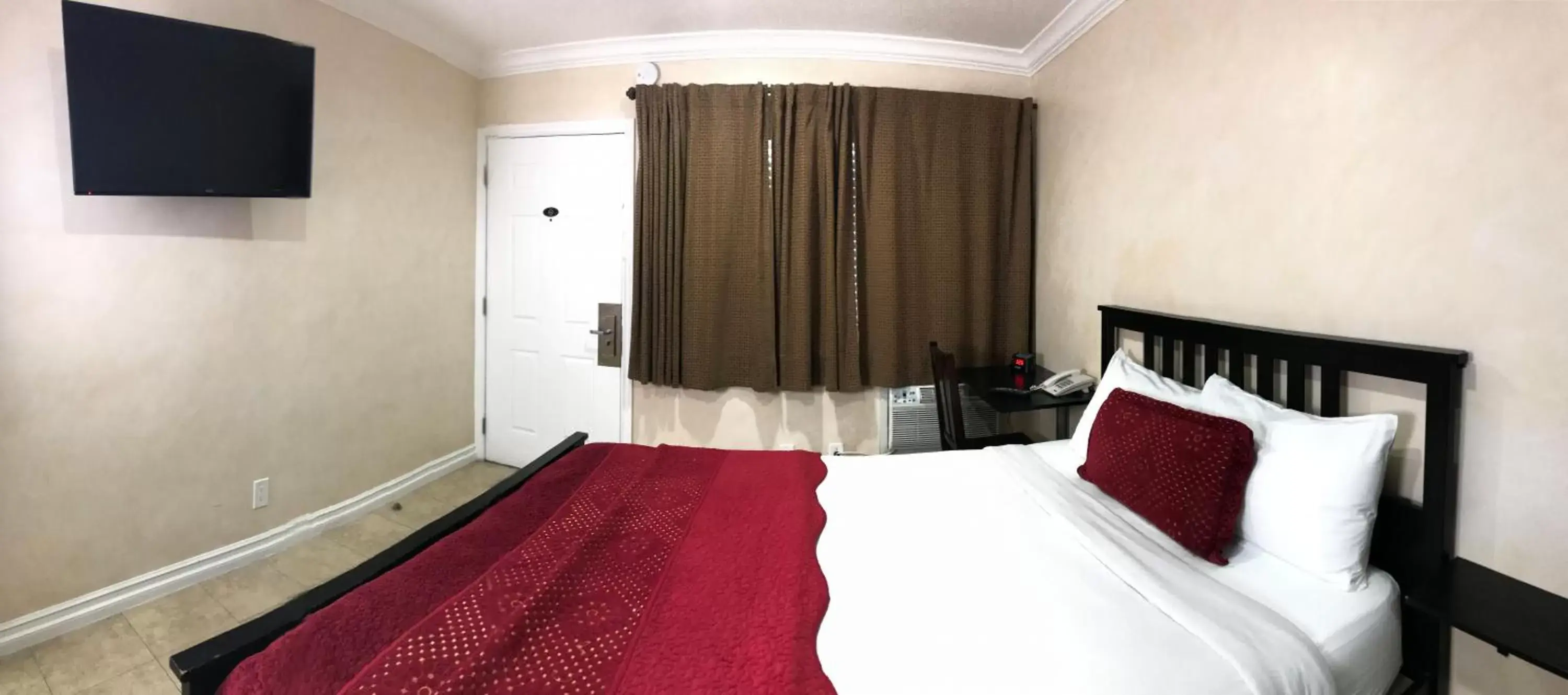 Bed in Nite Inn at Universal City