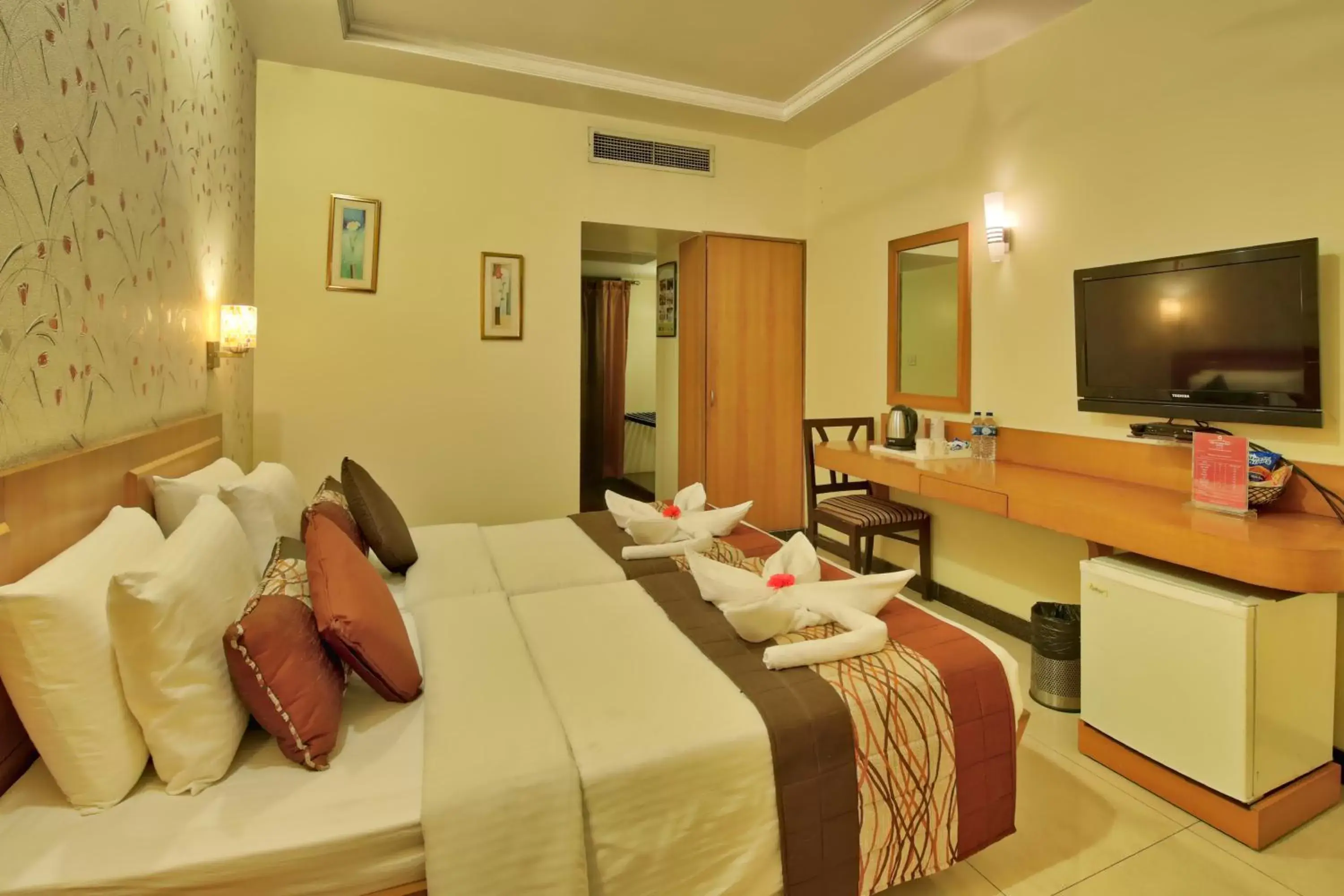 Bed in Vishwaratna Hotel