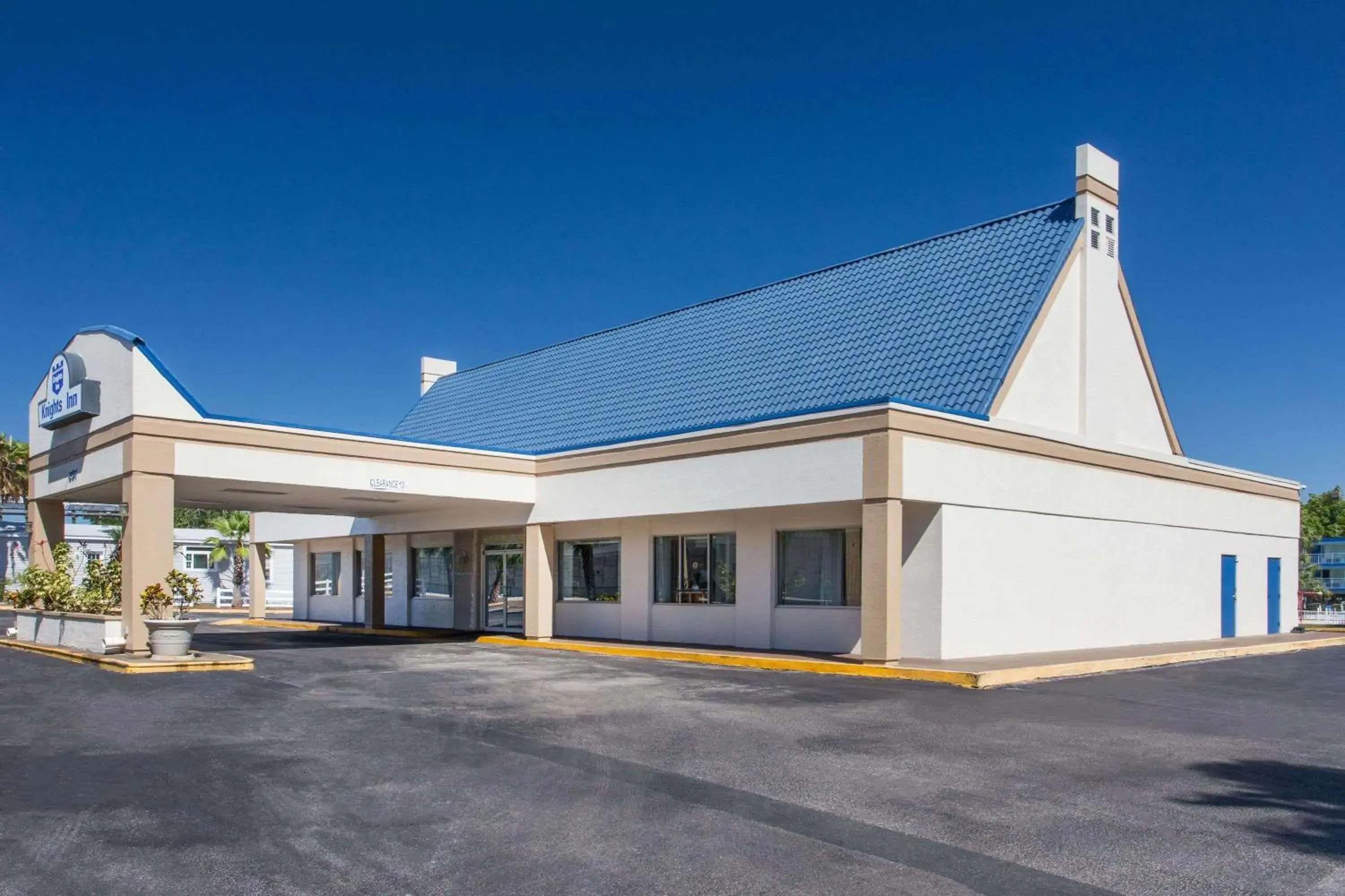 Property Building in Knights Inn - Plant City